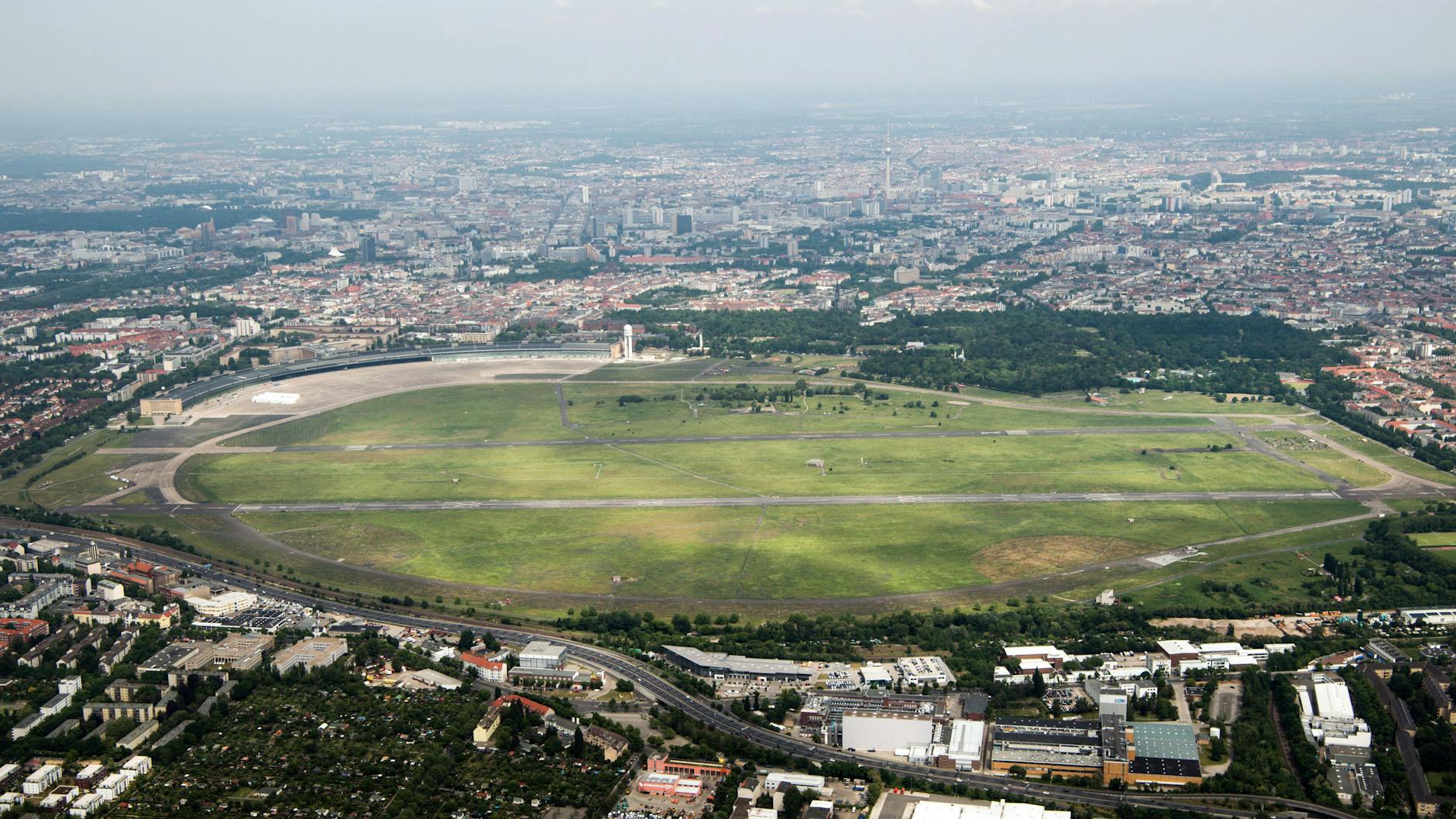 Der ehemalige Flughafen Tempelhof, das Tempelhofer Feld, aus der Luft. 