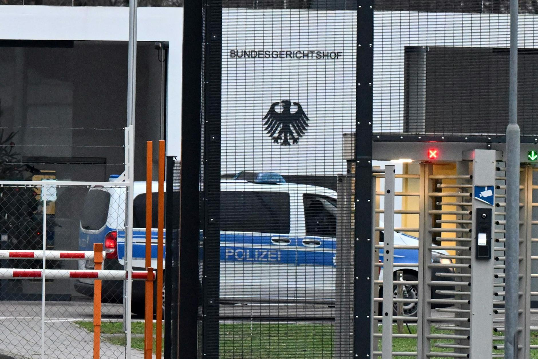 Polizeifahrzeug vor dem Bundesgerichtshof: Ein verdächtiger Reichsbürger war beim Staatsschutz des LKA Niedersachsen für Ermittlungen gegen Rechtsextremisten zuständig.