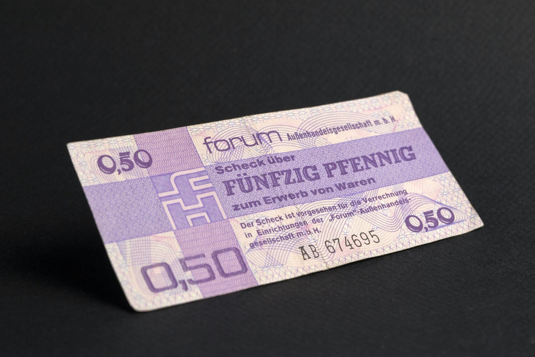 Neues Zahlungsmittel: Ab dem 16. April 1979 wurden „Forumschecks“ ausgegeben, hier über 50 DM-Pfennig.