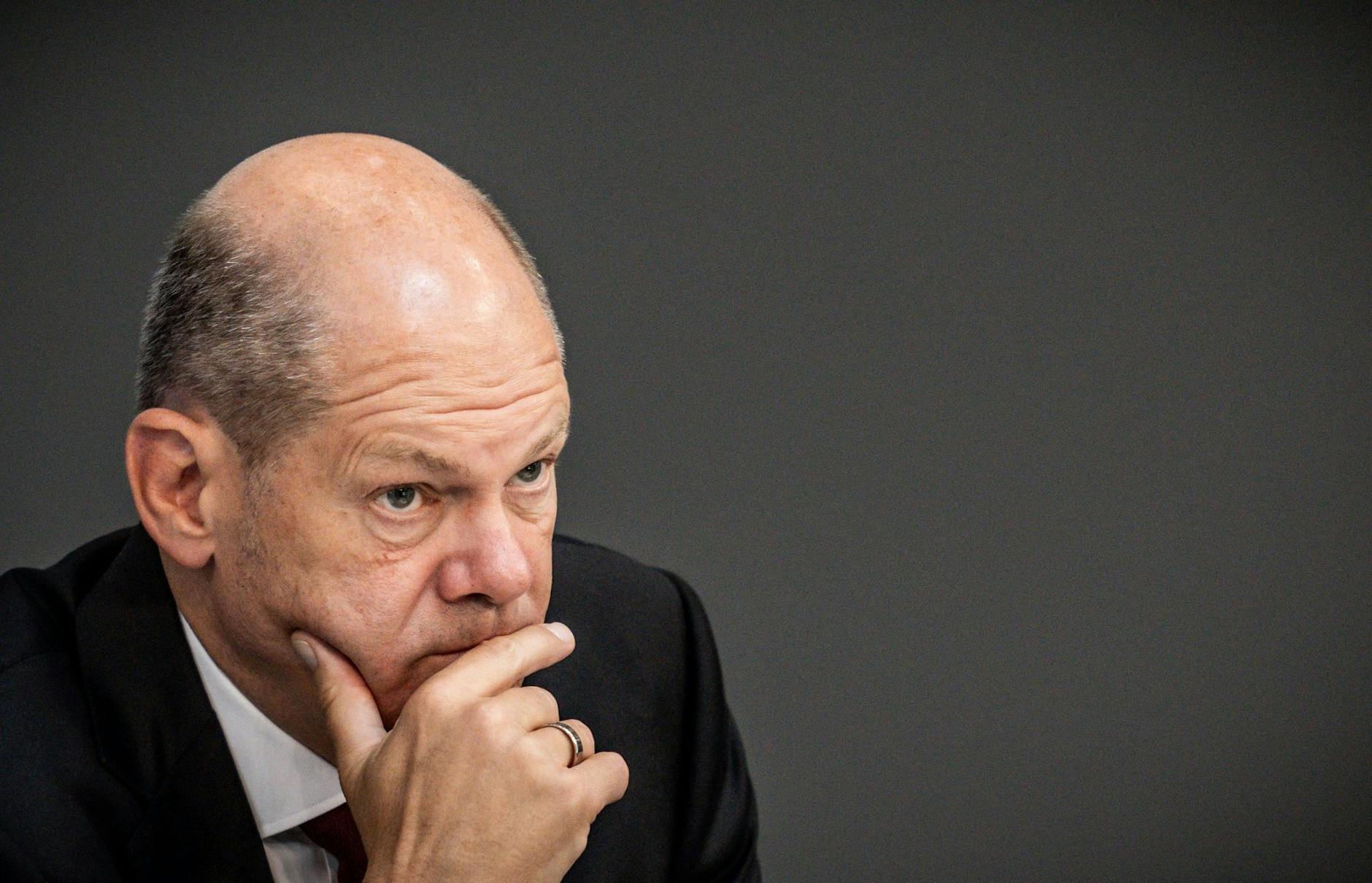 ARCHIV - Bundeskanzler Olaf Scholz (SPD) verfolgt eine Debatte im Bundestag.