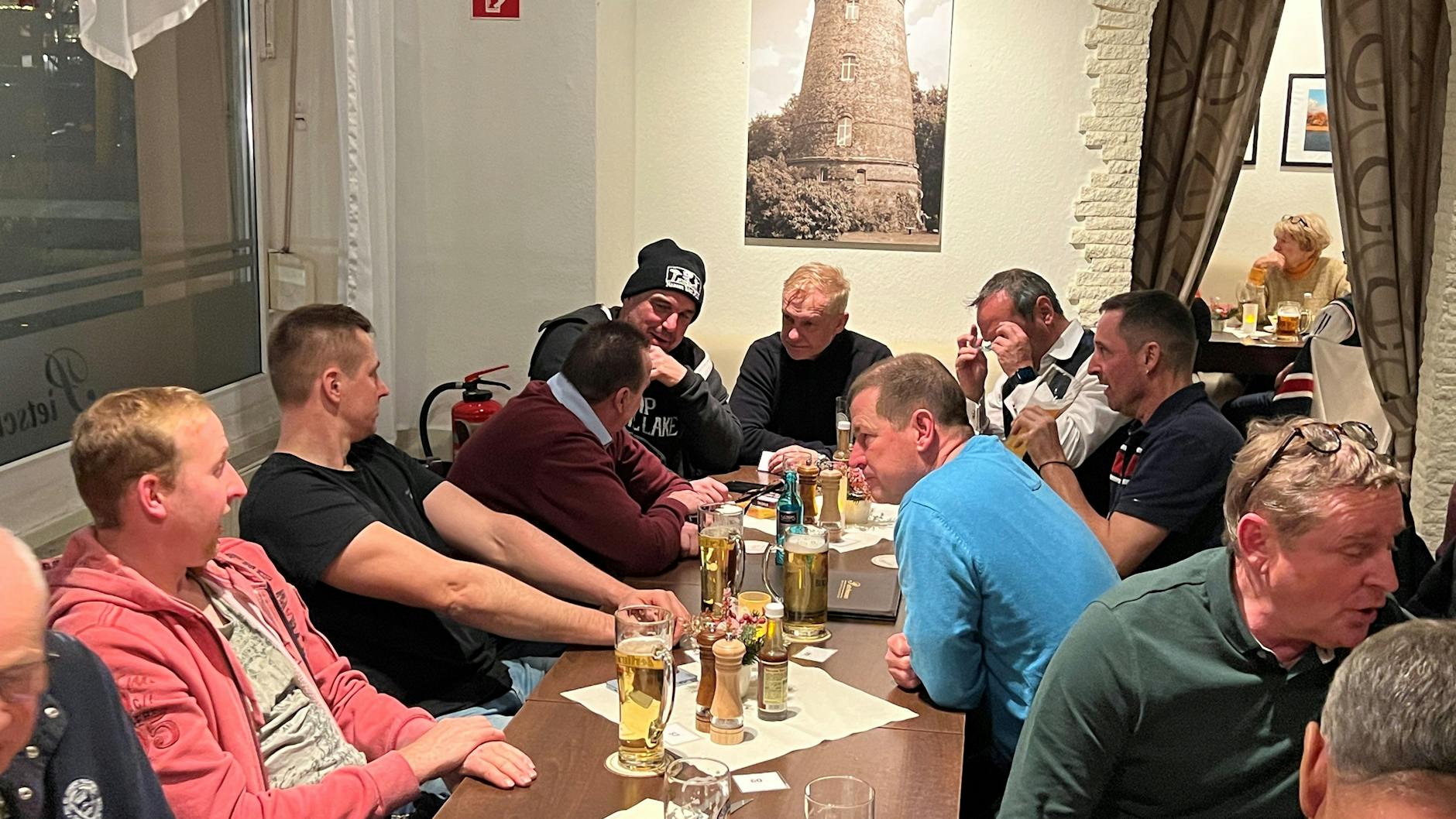 Auch Waldemar Ksienzyk (M.) hört genau und gerne zu, als im „Pietschmann“ etliche schöne Geschichten wieder zur Sprache kommen.