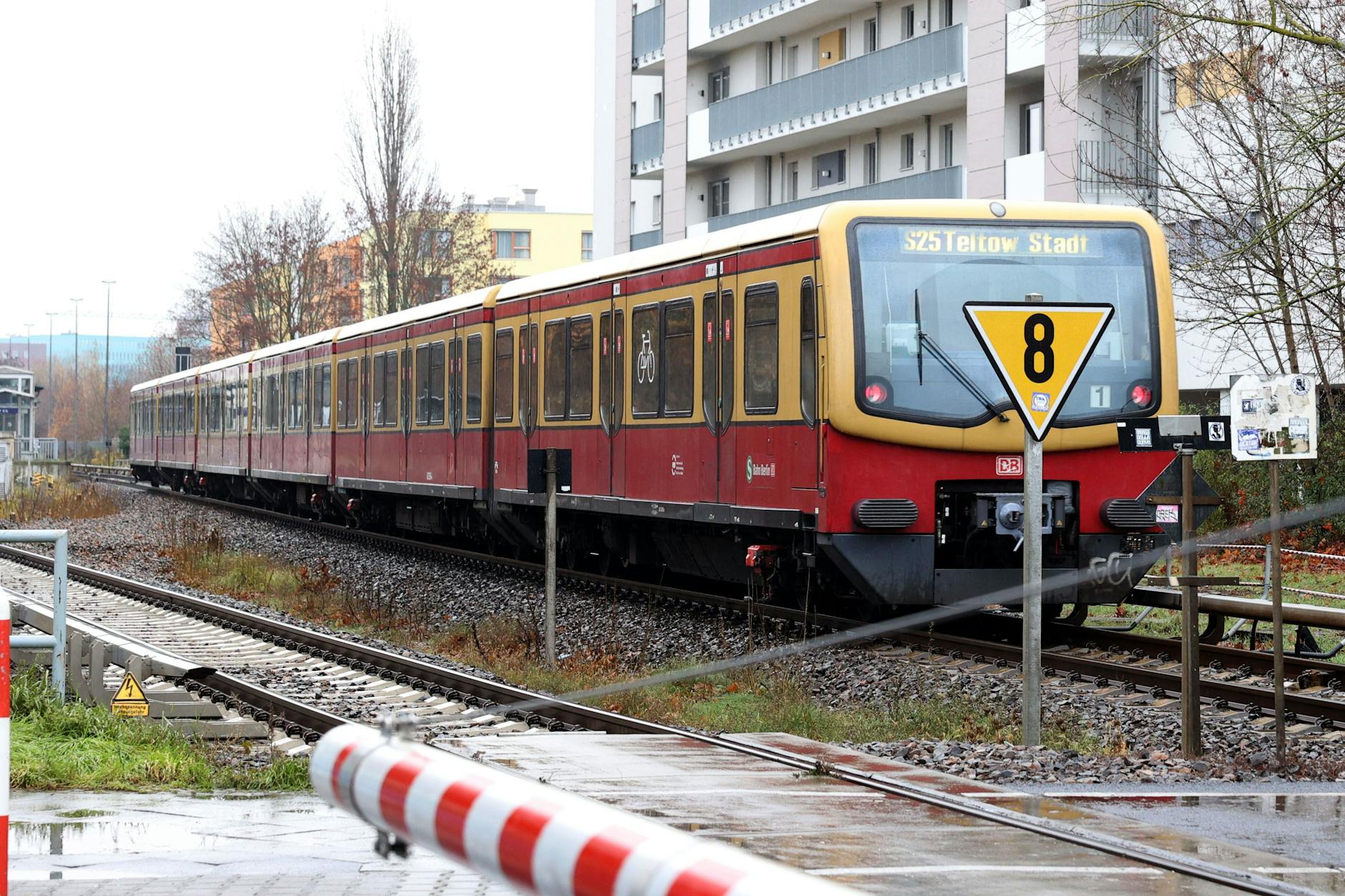 Weil die parallel verlaufende S26 wegen Personalmangels vorerst eingestellt wurde, ist die S25 nun die einzige S-Bahn-Verbindung nach Teltow.