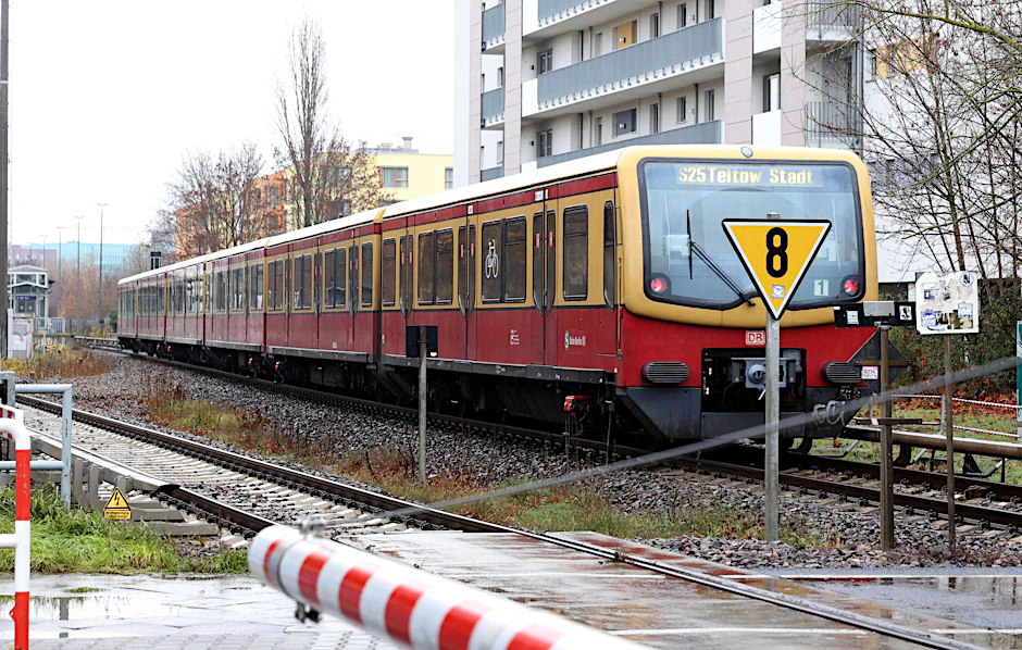 Weil die parallel verlaufende S26 wegen Personalmangels vorerst eingestellt wurde, ist die S25 nun die einzige S-Bahn-Verbindung nach Teltow.