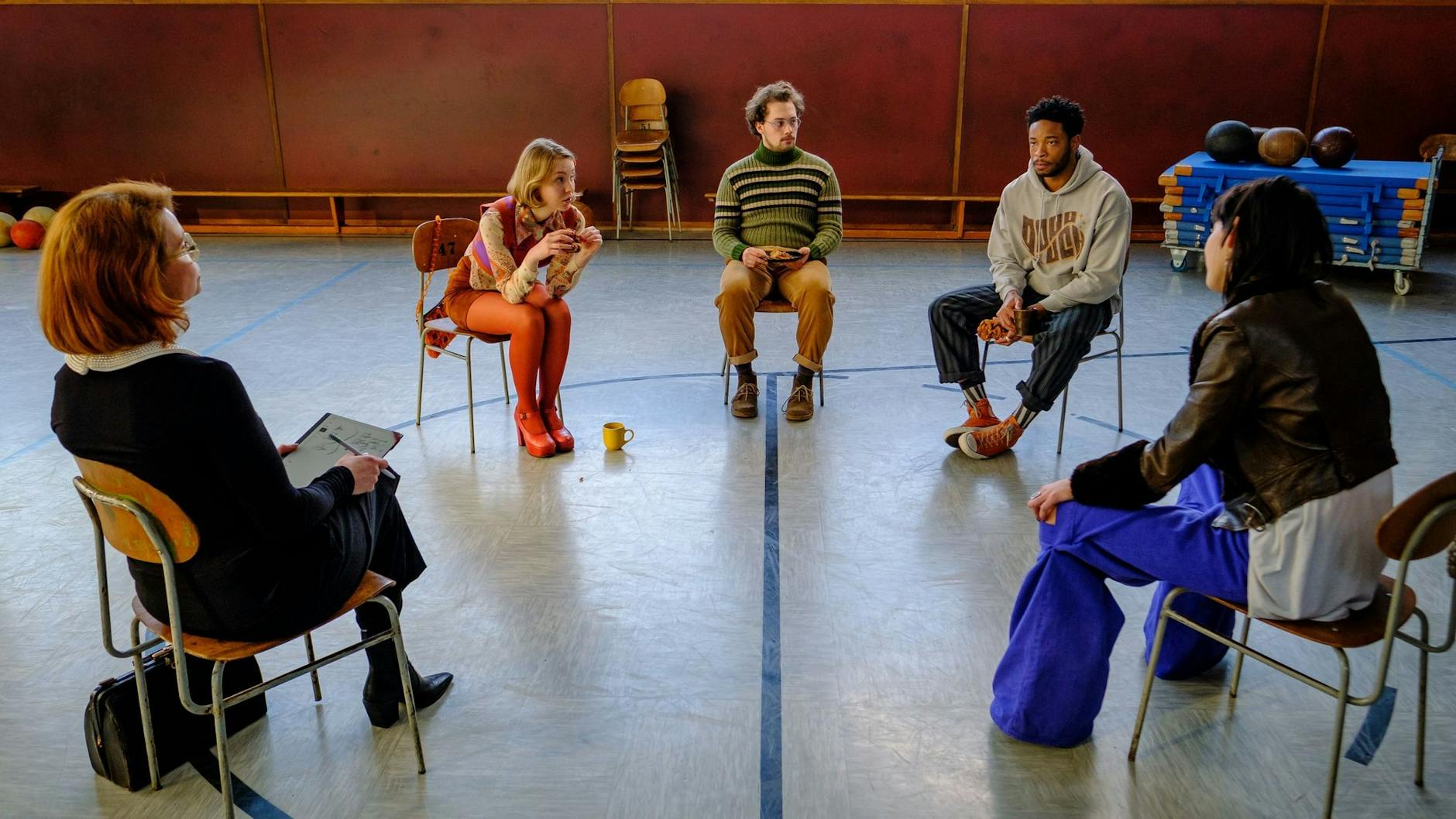 HANDOUT - Anja (Annette Frier, l-r), Nele (Magdalena Laubisch), Dennis (Anselm Bresgott), Ben (Dimitri Abold) und Zoé (Malaya Takeda) in einer Szene aus «Love Addicts».