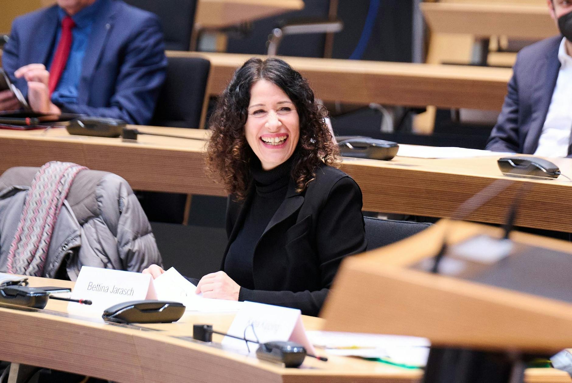 ARCHIV - Bettina Jarasch ( Bündnis 90/Die Grünen), Senatorin für Umwelt, Mobilität, Verbraucher- und Klimaschutz, sitzt im Abgeordnetenhaus.