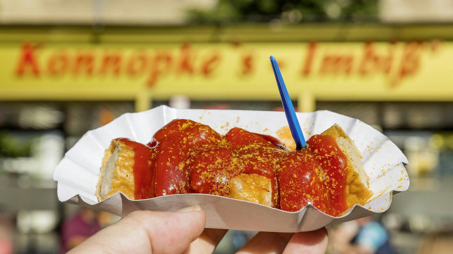 Die legendäre Currywurst mit Spezialsoße von Konnopke.