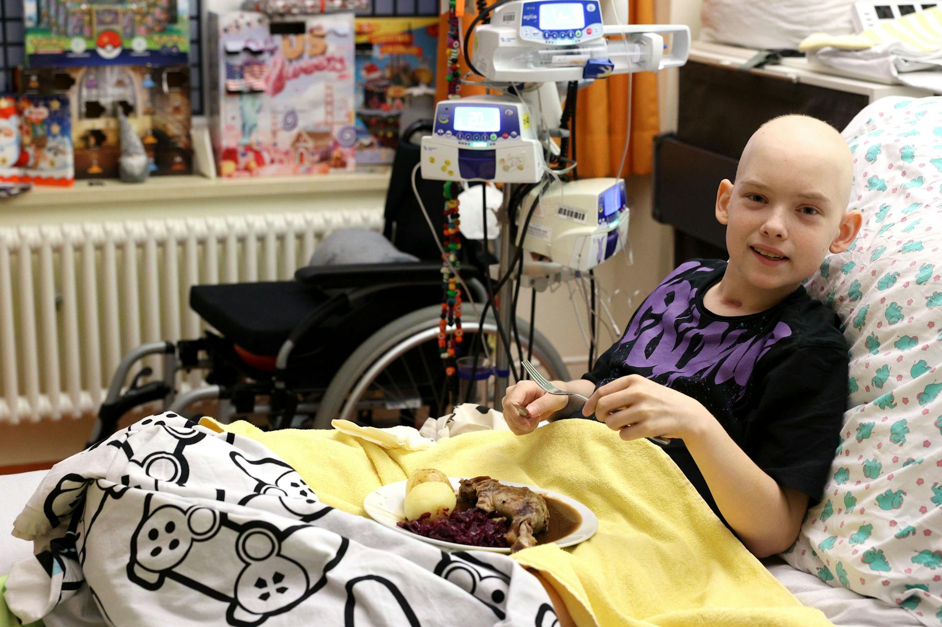 Der 13-jährige Tom freut sich über sein Gänsekeule. 