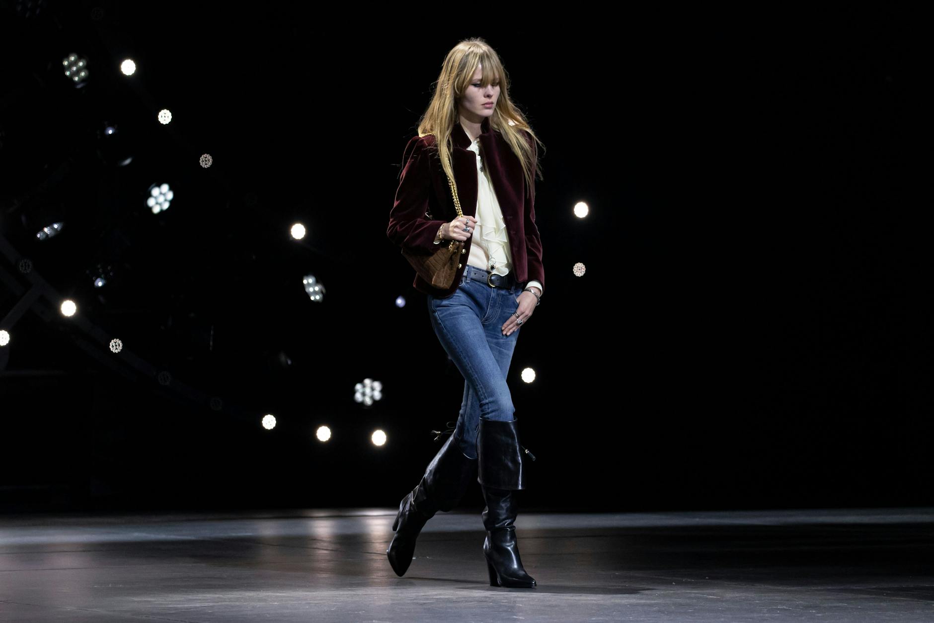 Hedi Slimane ist ein Meister der schmalen Silhouetten. Nach einem Exkurs in die Welt der Elephant-Jeans, wendet er sich endlich wieder der Röhrenjeans zu.