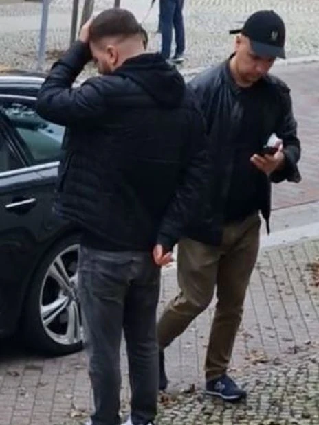 Das Berliner LKA sucht diese beiden Tatverdächtigen.