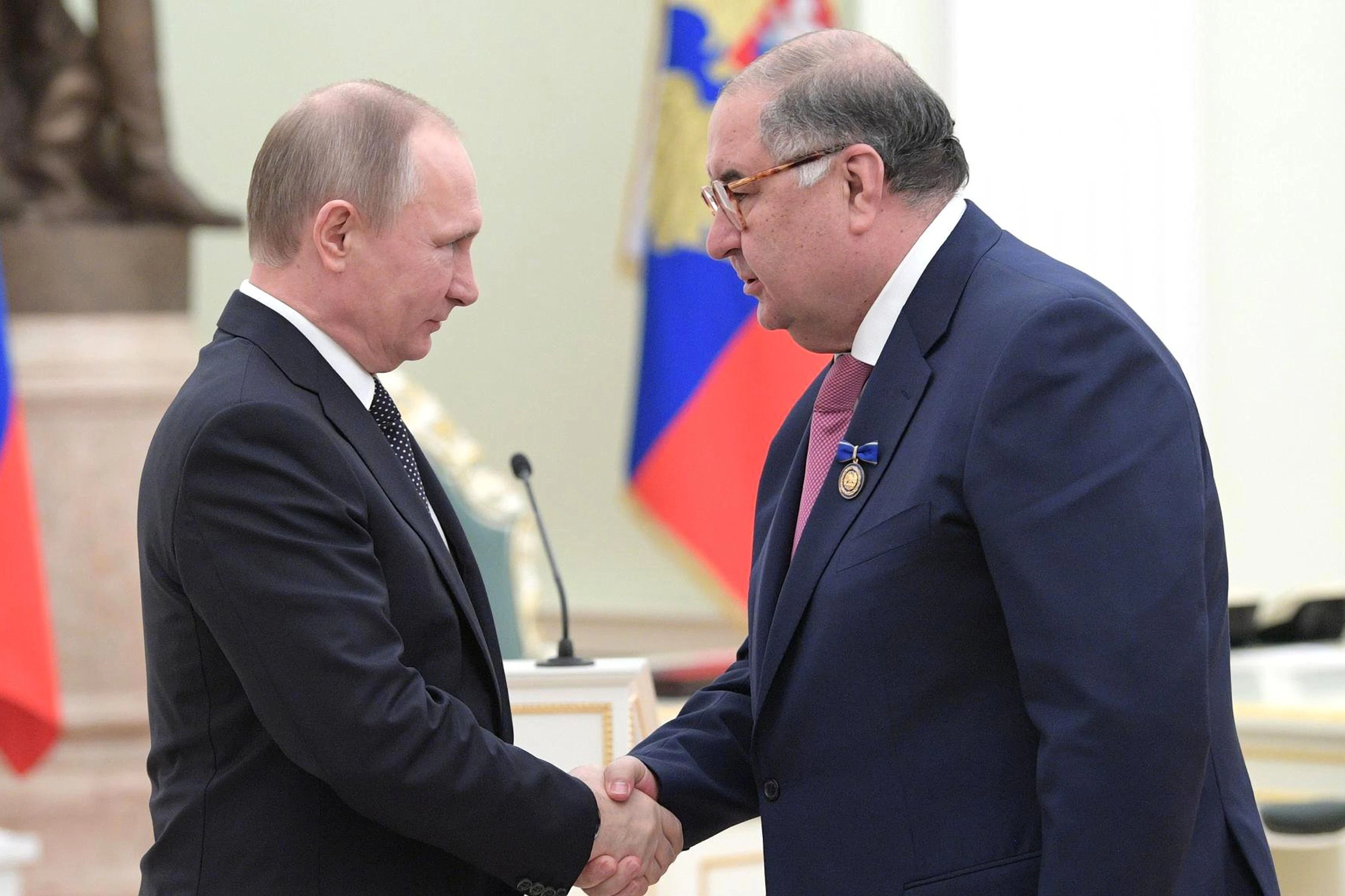 Russlands Präsident Wladimir Putin überreicht Alischer Usmanow, dem Gründer der USM Holdings Gruppe, den Orden für Beneficence (Wohltätige Zwecke) während einer Zeremonie im Kreml.