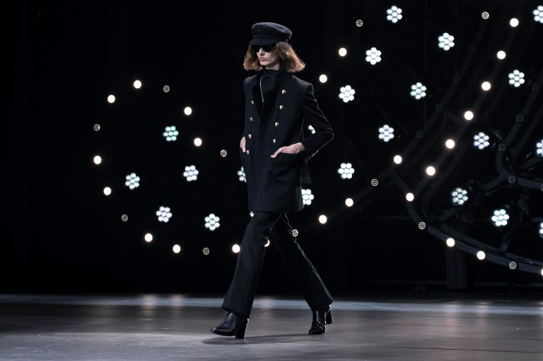 Immer tragbar: uniforminspirierte Jacken mit goldfarbenen Knöpfen.