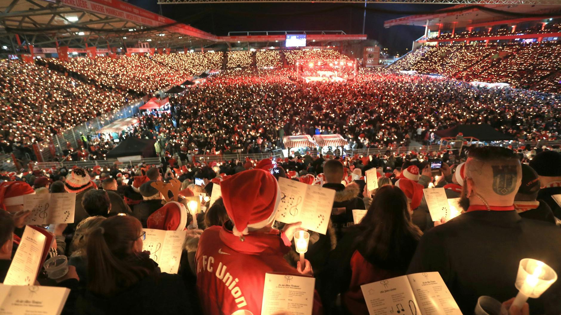 Weihnachtssingen bei Union im Stadion an der Wuhlheide. Die Stimmung ist feierlich und großartig.