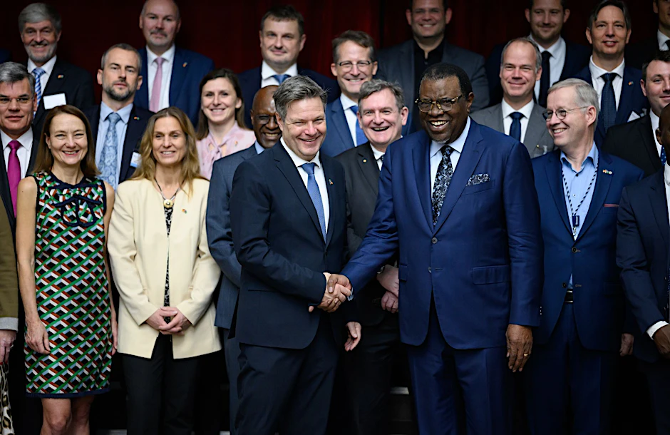 Robert Habeck (vorne l, Bündnis 90/Die Grünen), Bundesminister für Wirtschaft und Klimaschutz, und Hage Gottfried Geingob, Präsident von Namibia, reichen sich in Windhuk die Hände.  
