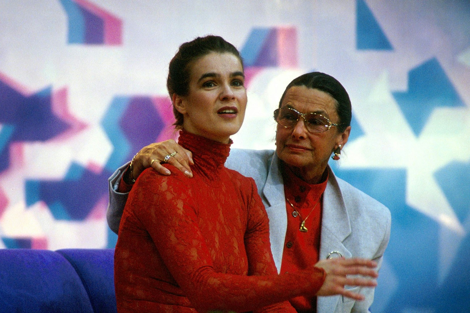 Trainerin Jutta Müller (re.) legt 1994 in Lillehammer beruhigend den Arm um Katharina Witt. Stets mondän und streng führte sie ihre Schützlinge zum Erfolg. 
