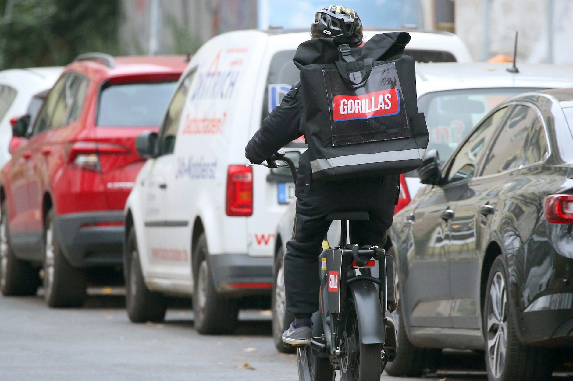 Ein Bote von Gorillas fährt durch die Straßen von Berlin: Das Start-Up wurde für 1,2 Milliarden Euro von einem Konkurrenten übernommen.