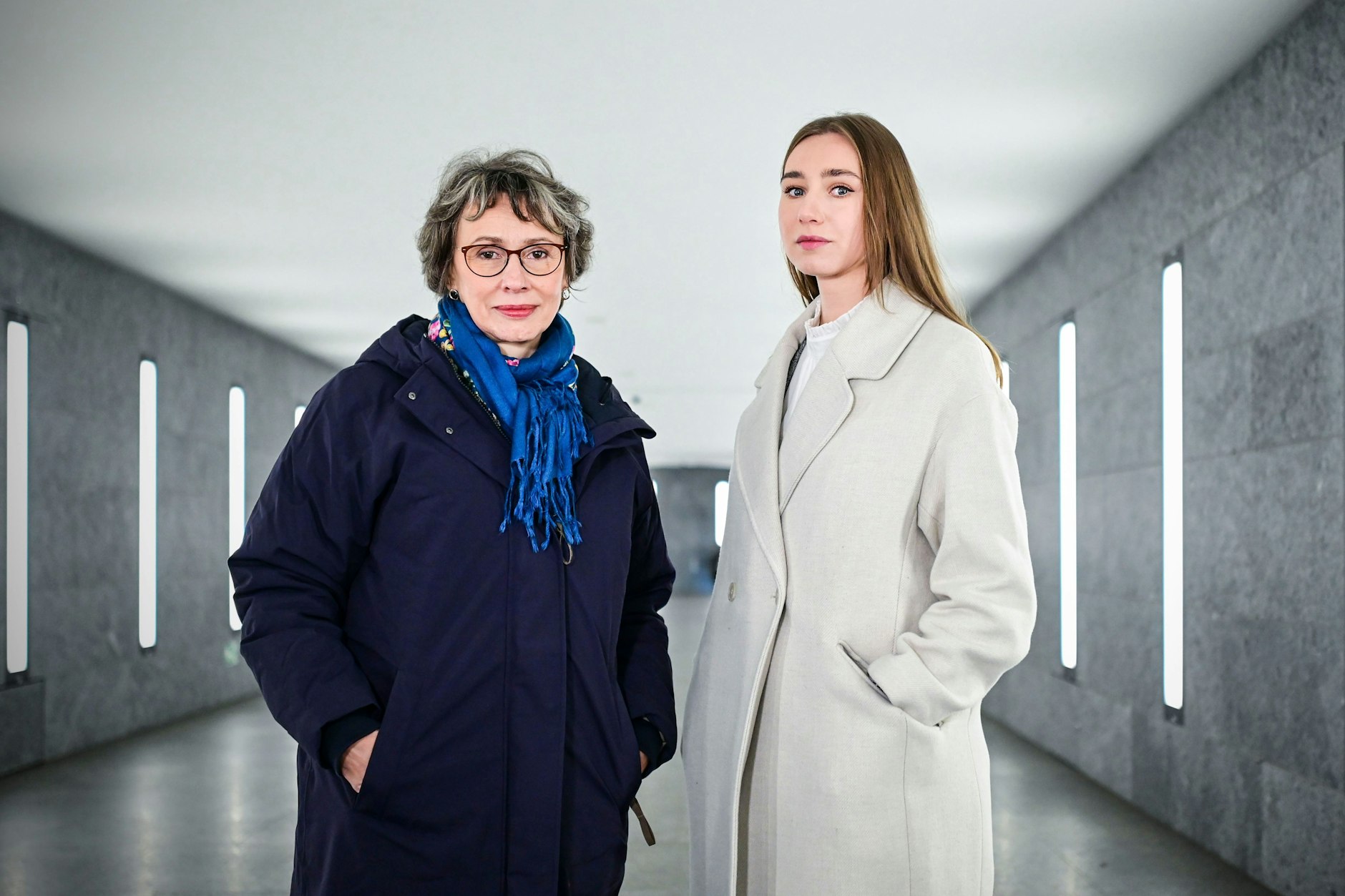 Agnieszka Romaszewska-Guzy, Direktorin des Fernsehsenders Belsat, und die belarussische Journalistin Darja Tschulzowa (r.) zu Besuch in Berlin.