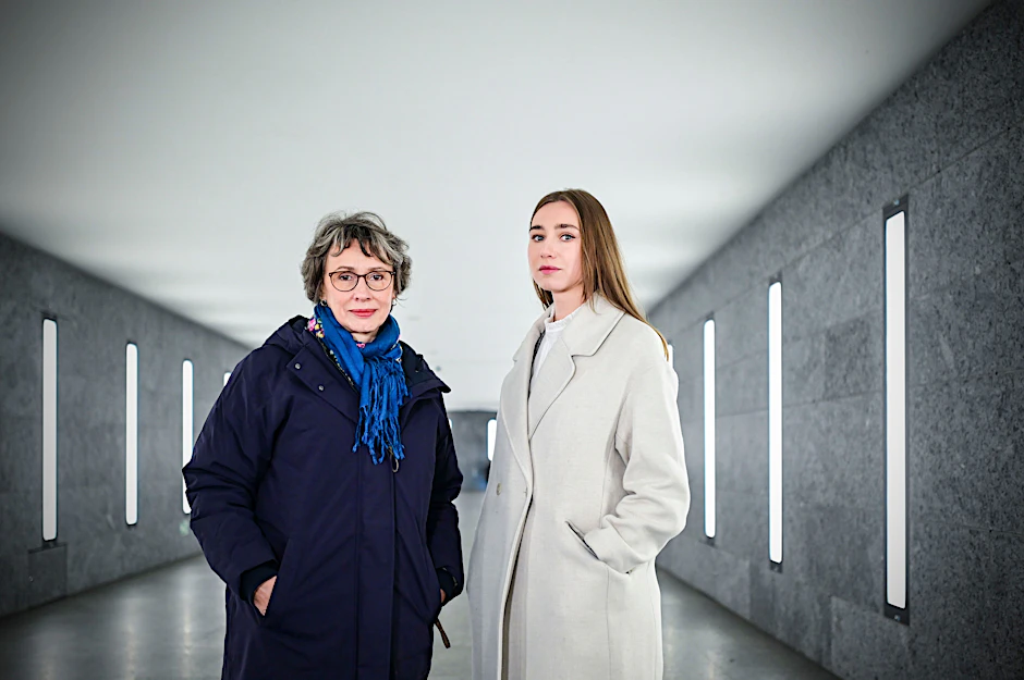 Agnieszka Romaszewska-Guzy, Direktorin des Fernsehsenders Belsat, und die belarussische Journalistin Darja Tschulzowa (r.) zu Besuch in Berlin.