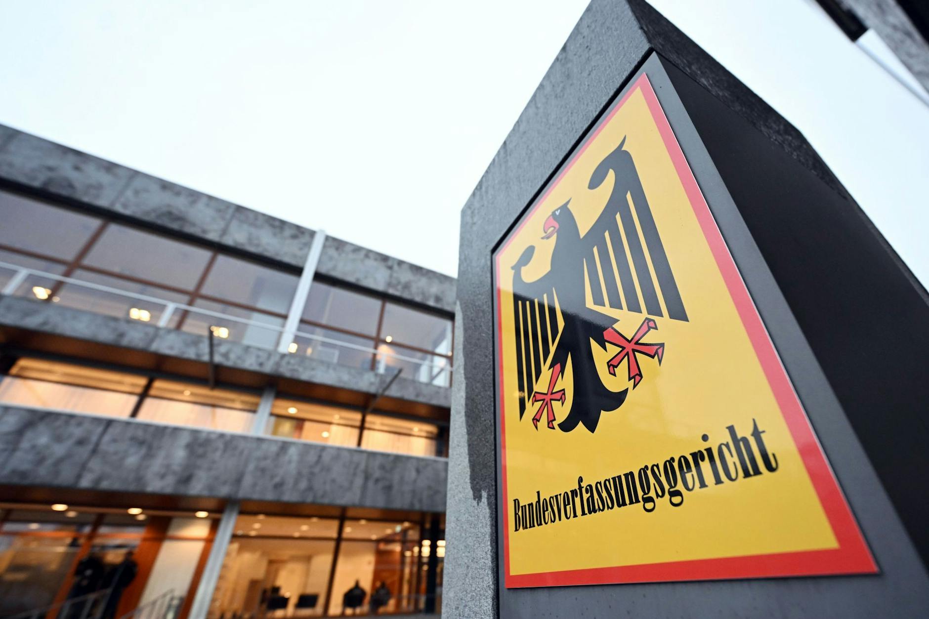 Das Bundesverfassungsgericht in Karlsruhe. Das Bundesverfassungsgericht in Karlsruhe teilte am Freitag mit, dass es eine Verfassungsbeschwerde von sieben FDP-Abgeordneten verworfen habe.