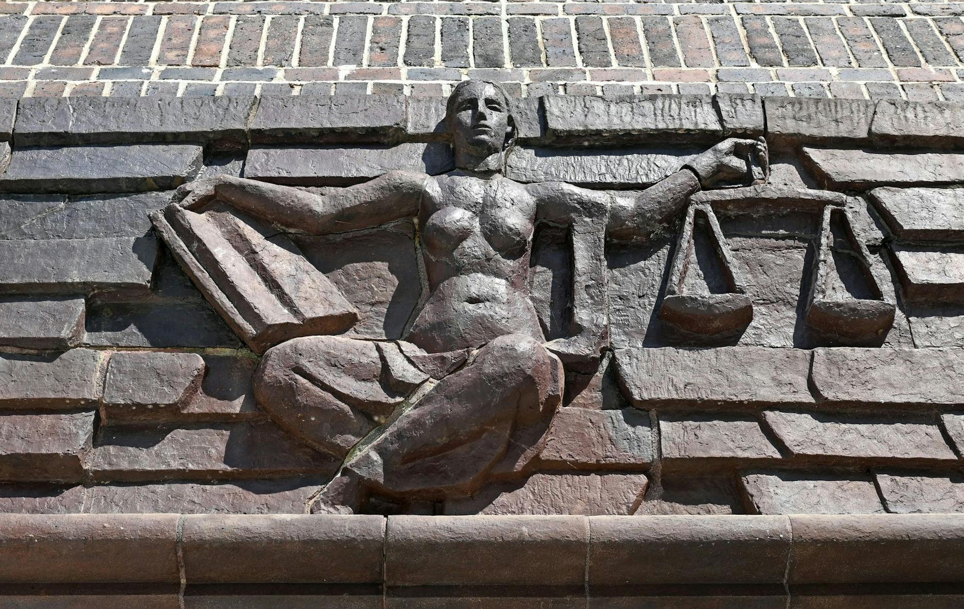 ARCHIV - Blick auf die Justitia über dem Eingang eines Landgerichts. dpa/Symbolbild
