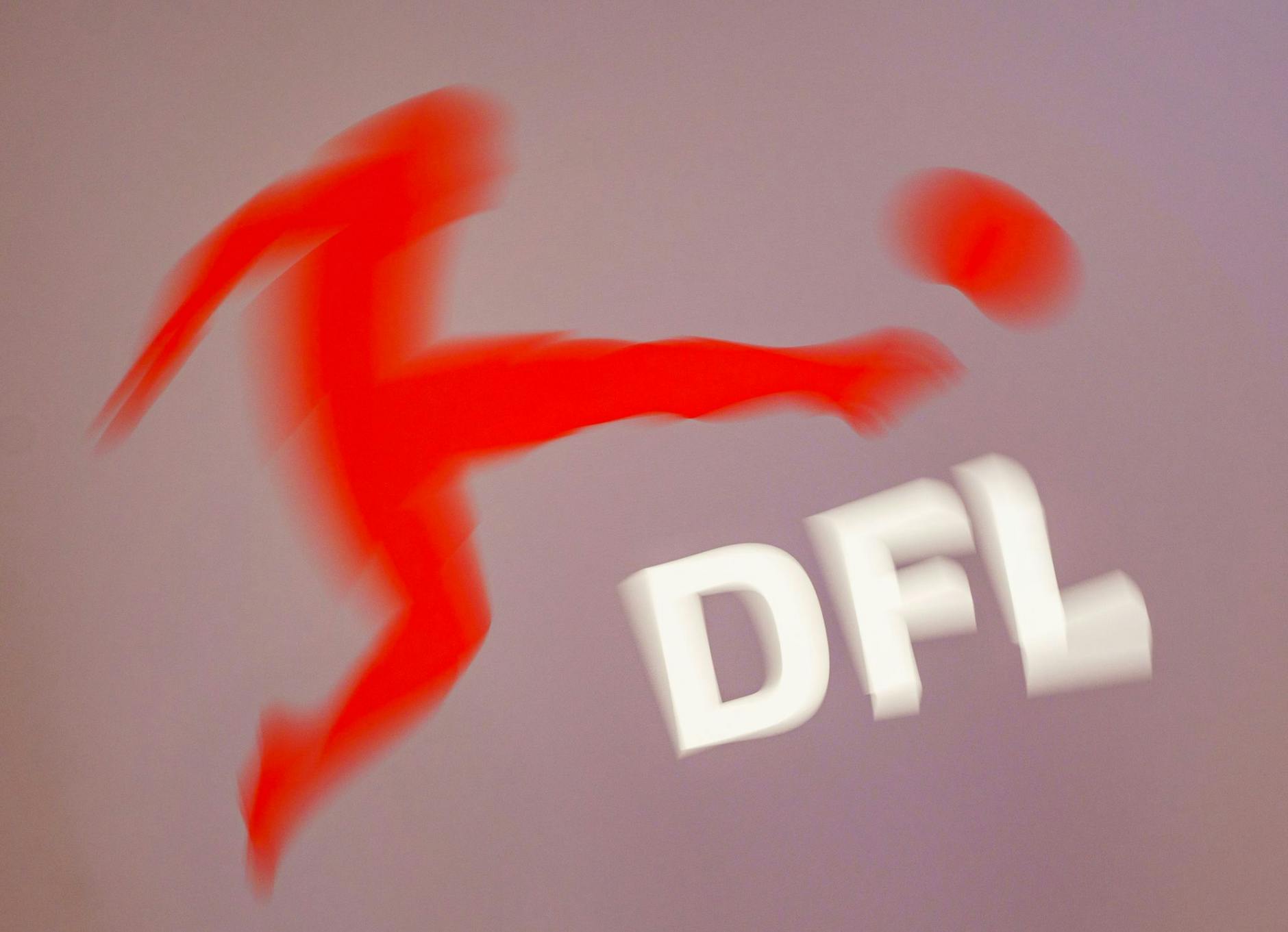 ARCHIV - Das Logo der DFL Deutsche Fußball Liga am Rande einer DFL-Mitgliederversammlung (Aufnahme mit Dreheffekt).