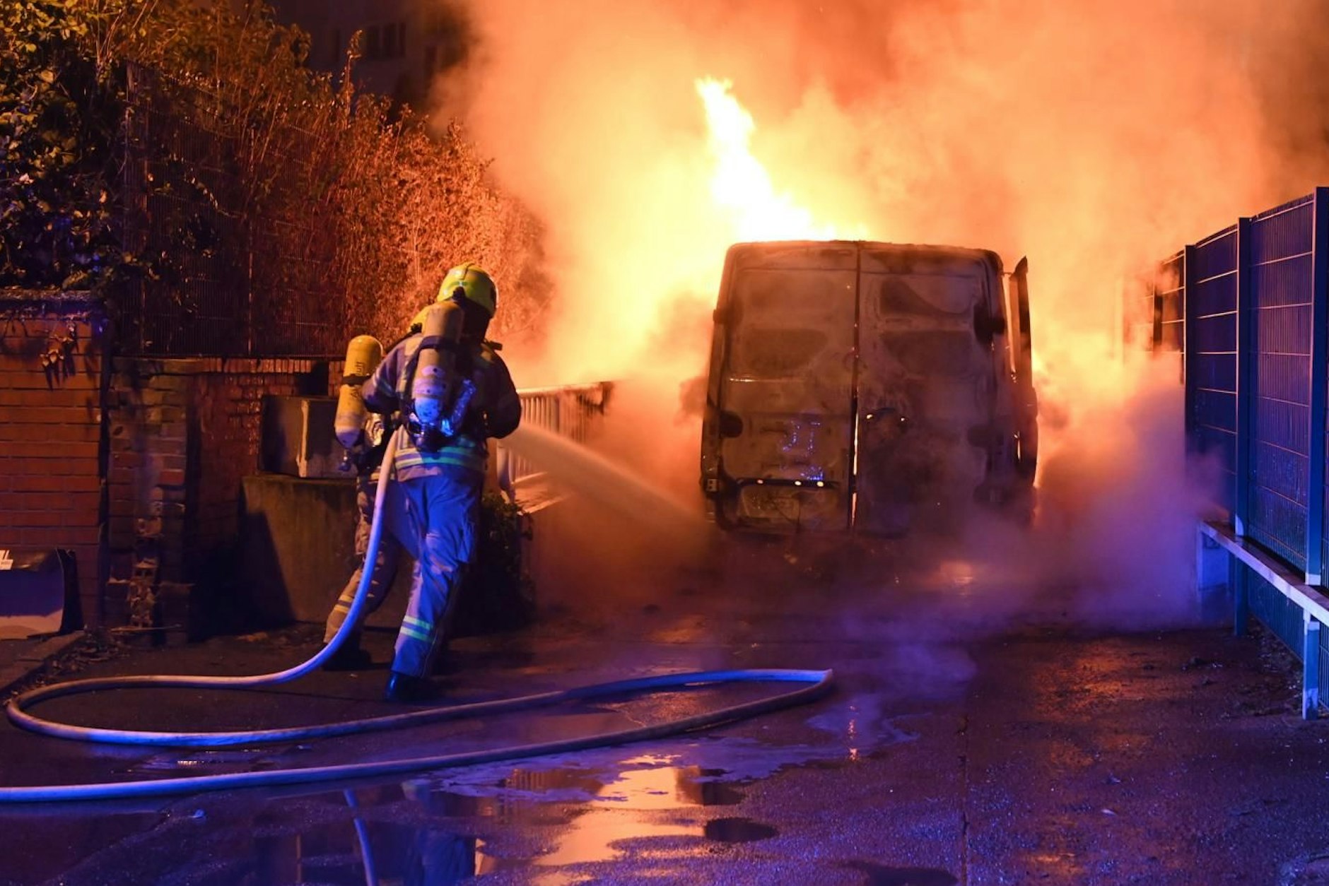 Auch das gehört fast jeden Tag zur Stadt: In der Kielganstraße in Schöneberg wurde am Montagmorgen ein Firmentransporter angezündet.
