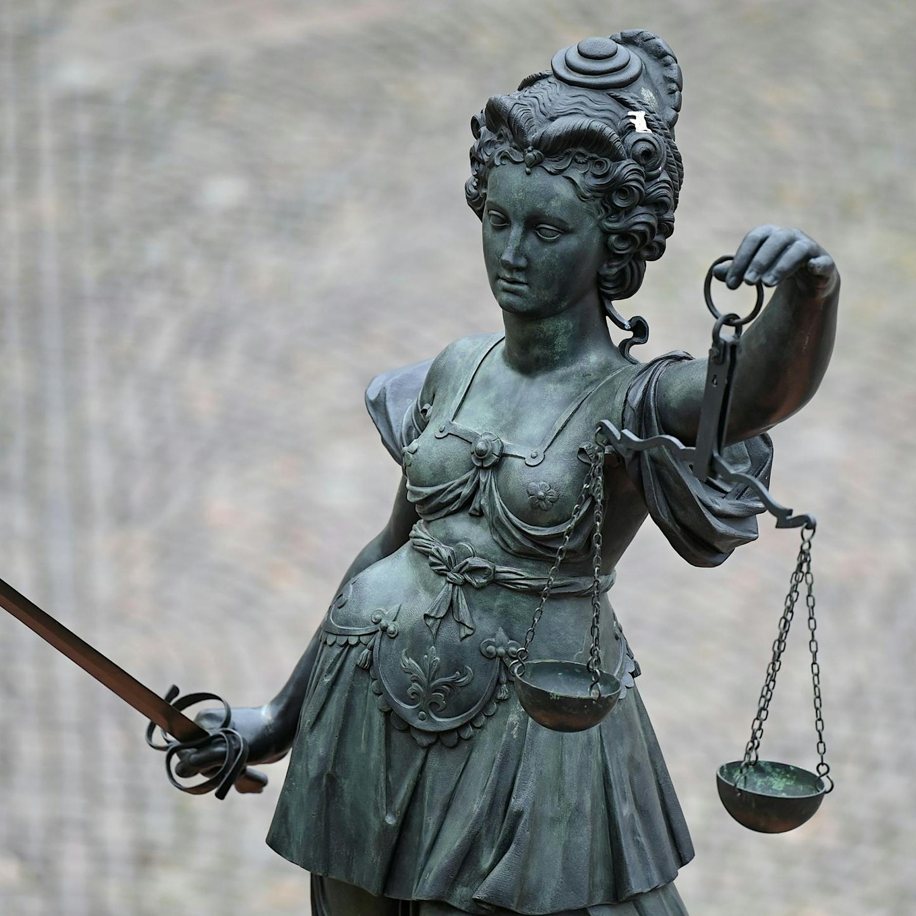 Termin für Volksentscheid: Initiative zieht vor Gericht