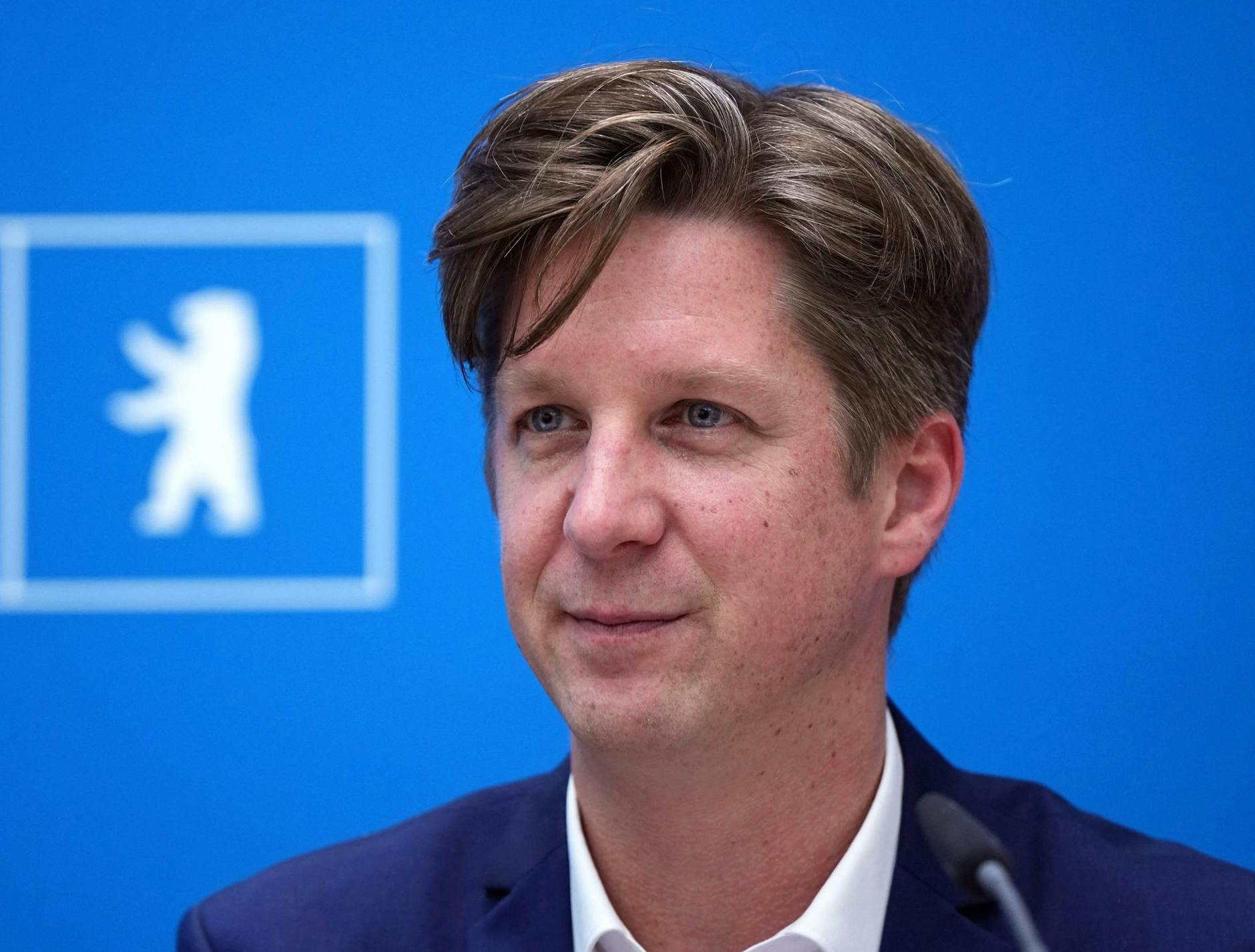 ARCHIV - Daniel Wesener, Berliner Senator für Finanzen, schaut nach vorne.