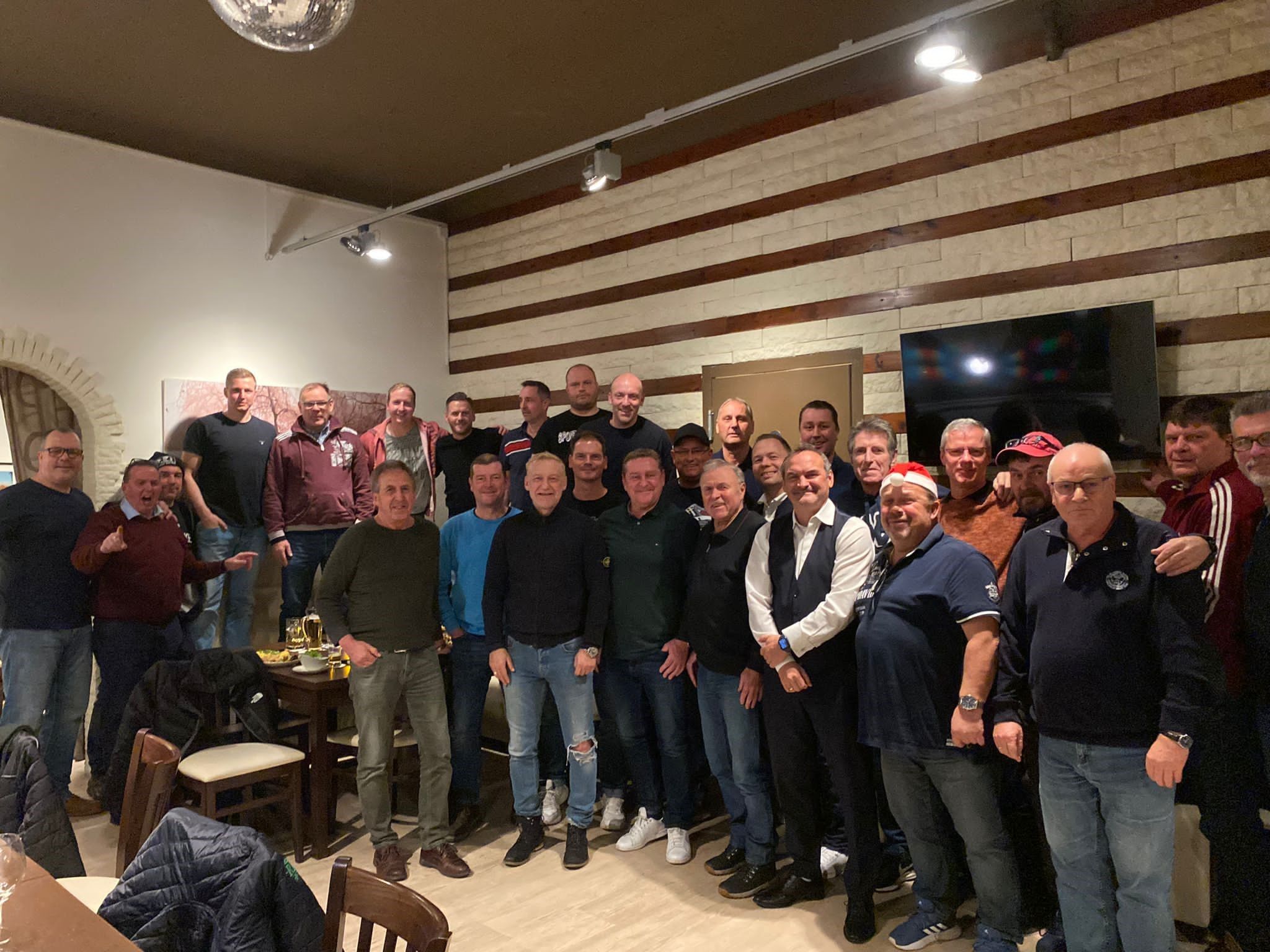 BFC-Dynamo-Oldies voll im Saft: Erst Training für Bretterknaller, dann Weihnachtsbierchen