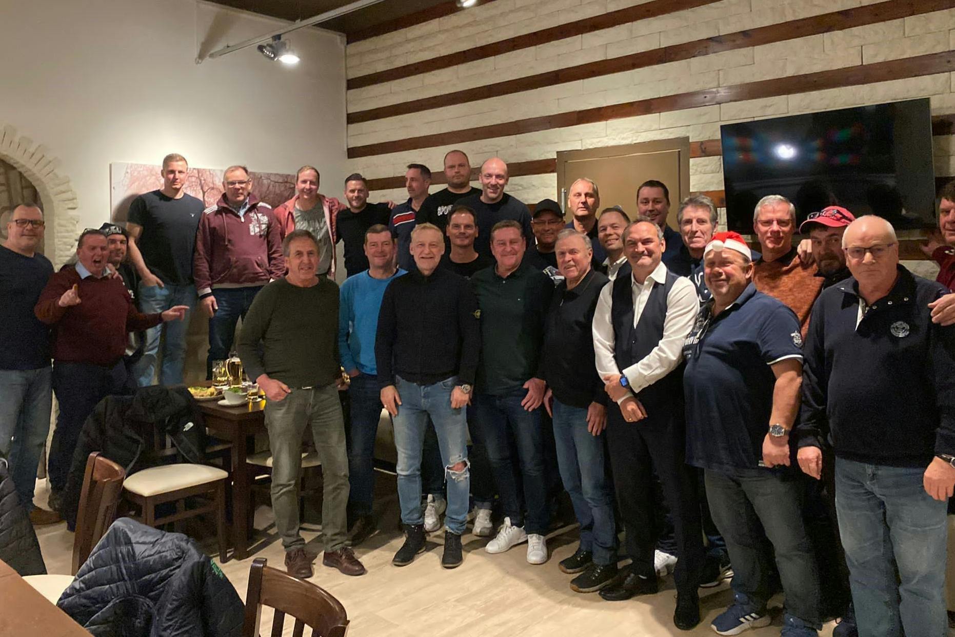 Jede Menge Tradition, viel Klasse, noch mehr Titel, inzwischen auch das eine oder andere graue Haar: Die BFC-Oldies beim Gruppenbild zum Weihnachtstreffen.