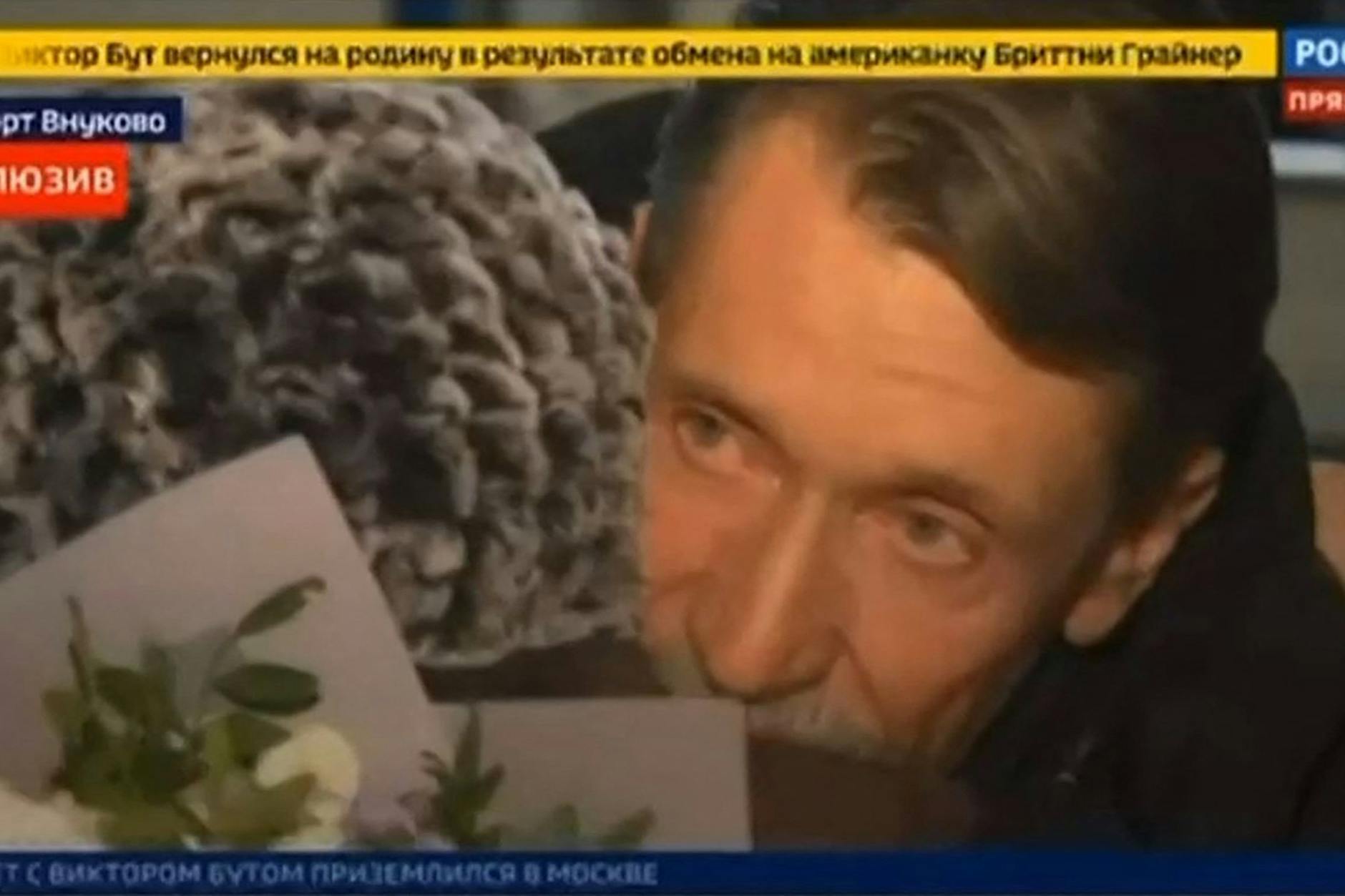 Herzlich umarmt Viktor Bout nach der Ankunft in Russland seine Mutter. Das russische Fernsehen zeigte seine Freilassung.