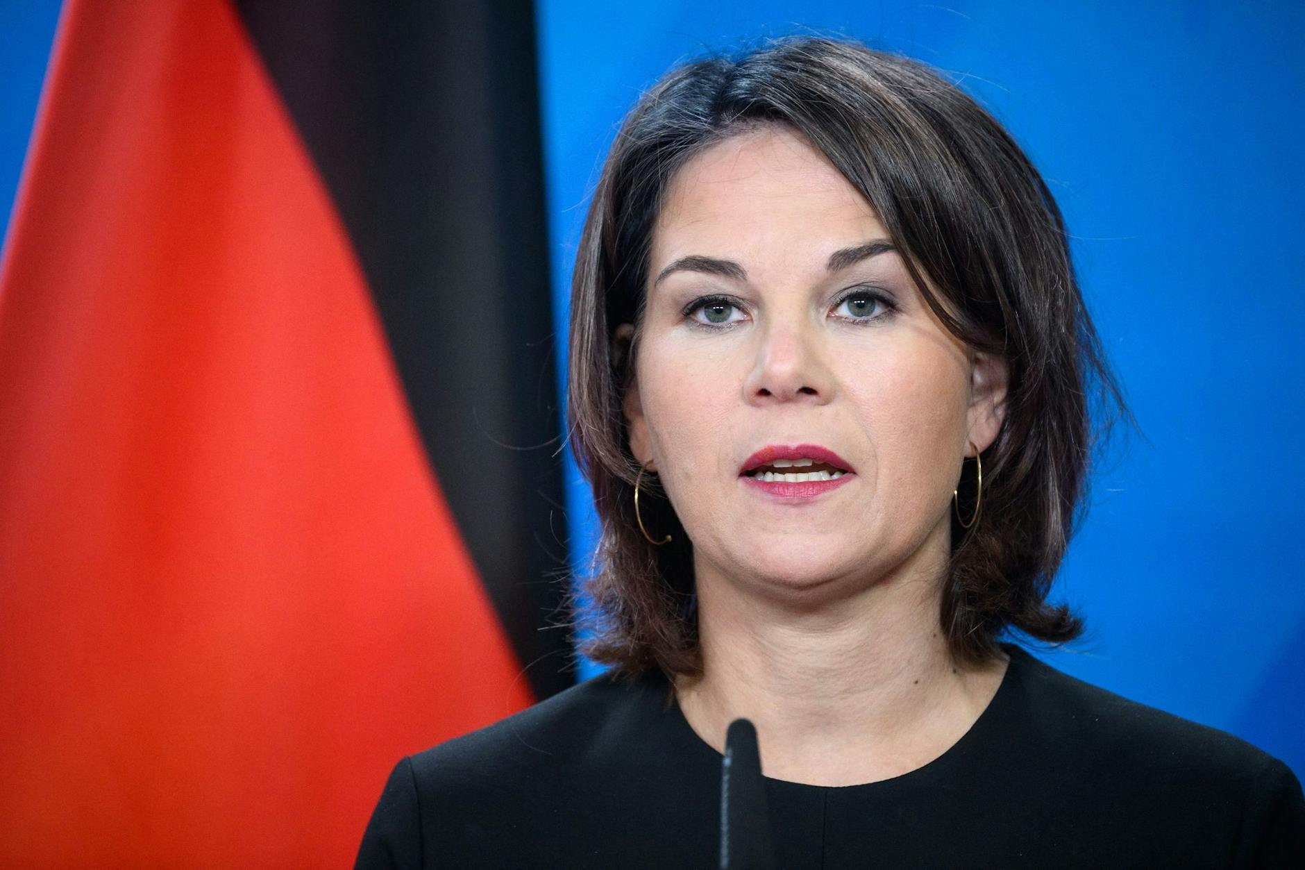 ARCHIV - Kommt am Freitag in London mit dem britischen Außenminister James Cleverly zusammen: Annalena Baerbock.