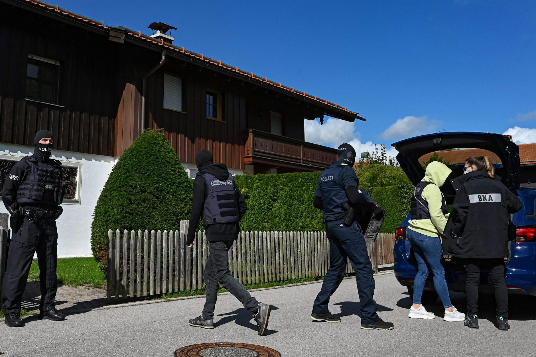 Beamte der Steuerfahndung und des Bundeskriminalamtes (BKA) durchsuchen am 21. September 2022 in Rottach-Egern in der Nähe des Kurortes Tegernsee ein Grundstück, das Usmanow zugeordnet wird. War der Einsatz verhältnismäßig?
