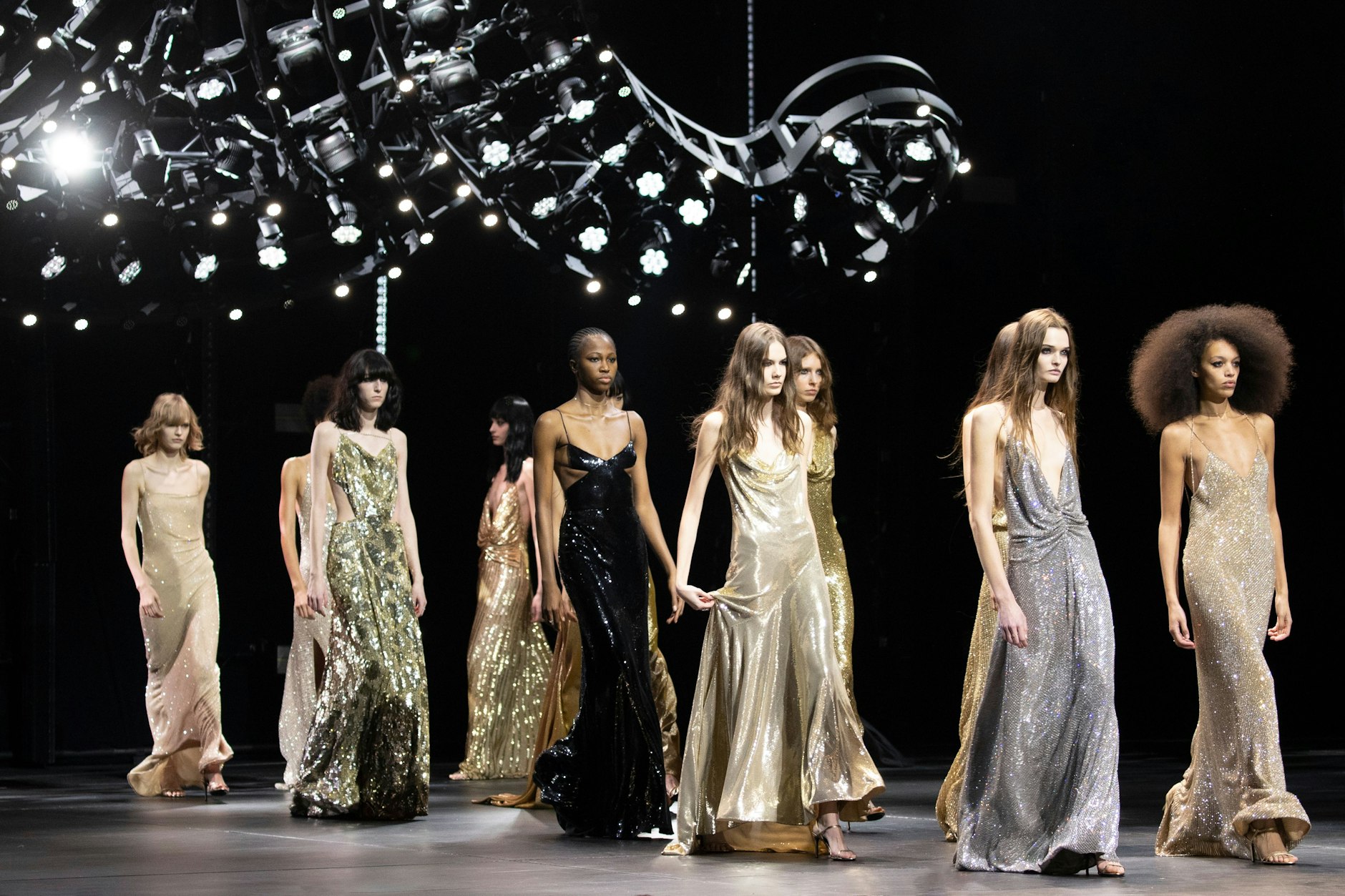 Roter-Teppich-Inspo: einfach schöne Kleider von Hedi Slimane.