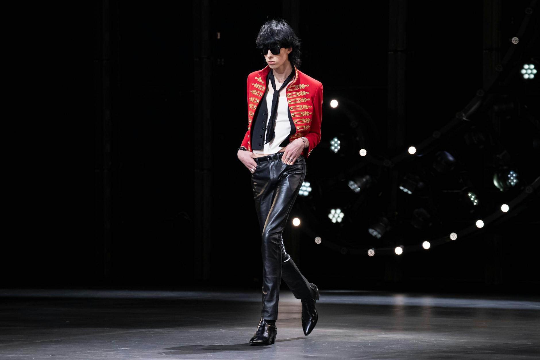 Auch wenn es die Celine-Kollektion der Frauen für nächsten Winter ist, laufen ebenfalls Männer über den Runway – wie bei vielen Designern derzeit üblich.