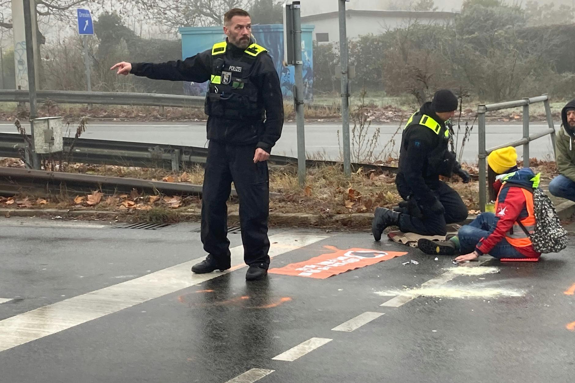 Ein Polizist lässt schon mal die ersten Fahrzeuge durch.