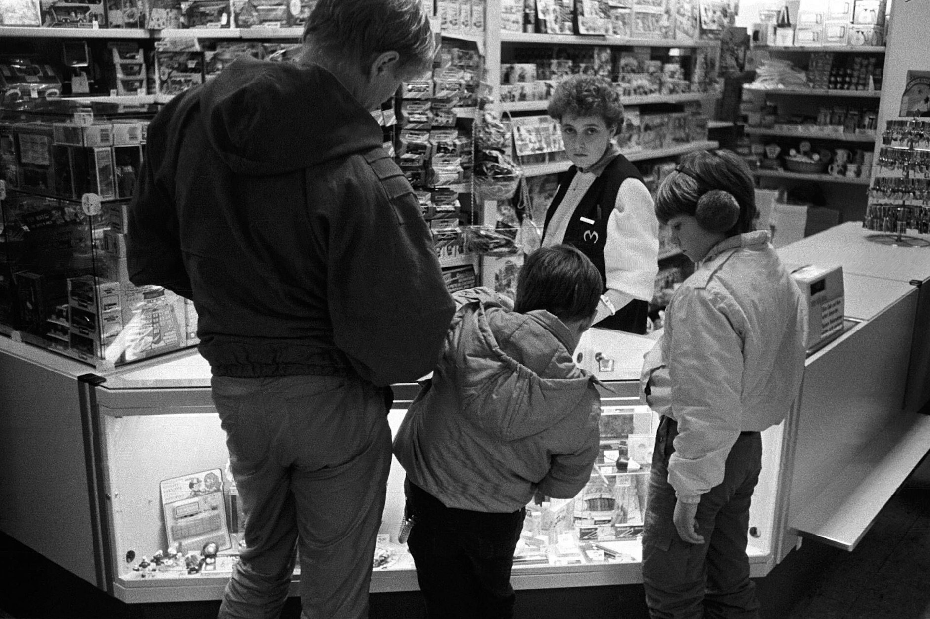 Die Qual der Wahl: Auch die jüngsten Kunden machen 1987 im Intershop große Augen.