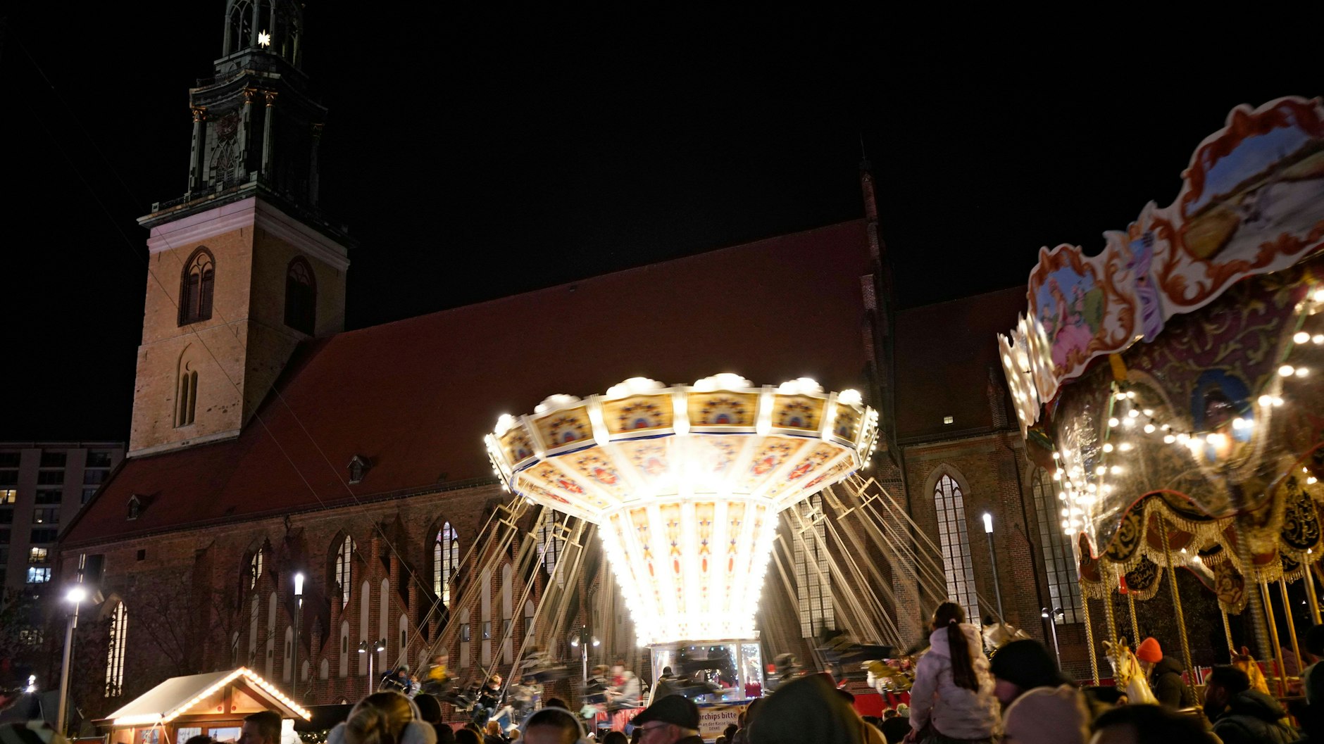 Ein Kettenkarussell Baujahr 1921 auf dem Weihnachtsmarkt am Roten Rathaus. Auch hier locken kleine Buden und nostalgische Karussells.&nbsp;