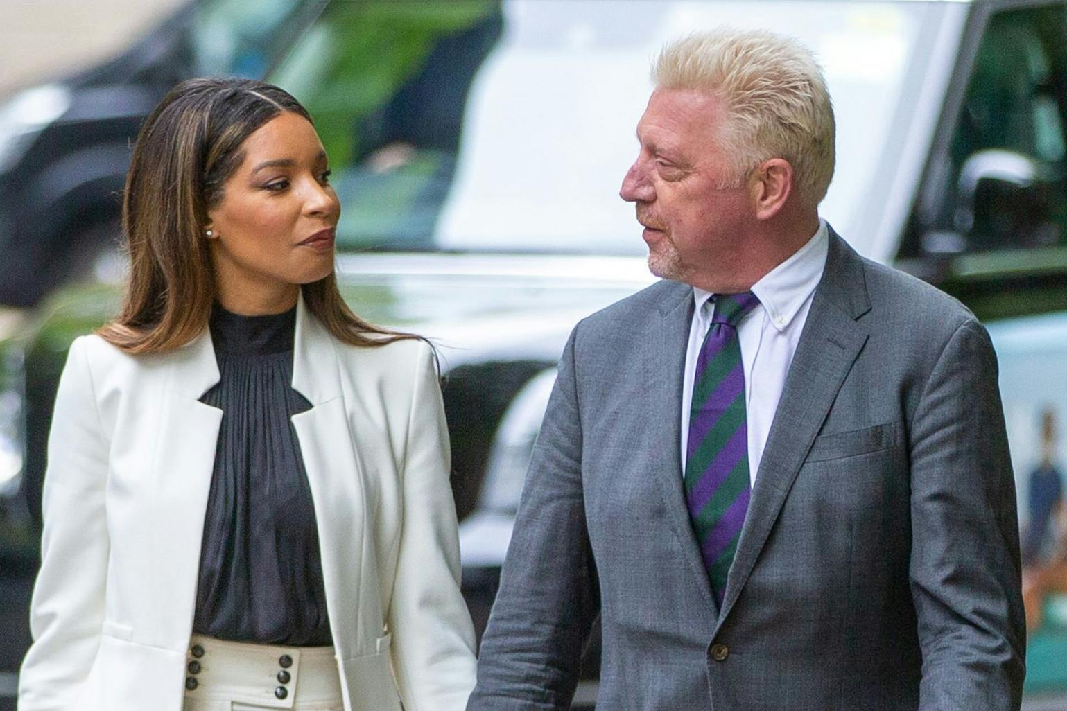 Boris Becker geht Händchen haltend mit seiner Lebensgefährtin Lilian de Carvalho Monteiro ins Gericht. Nach seiner Haftstrafe könnten die beiden Weihnachten in Deutschland gemeinsam verbringen.