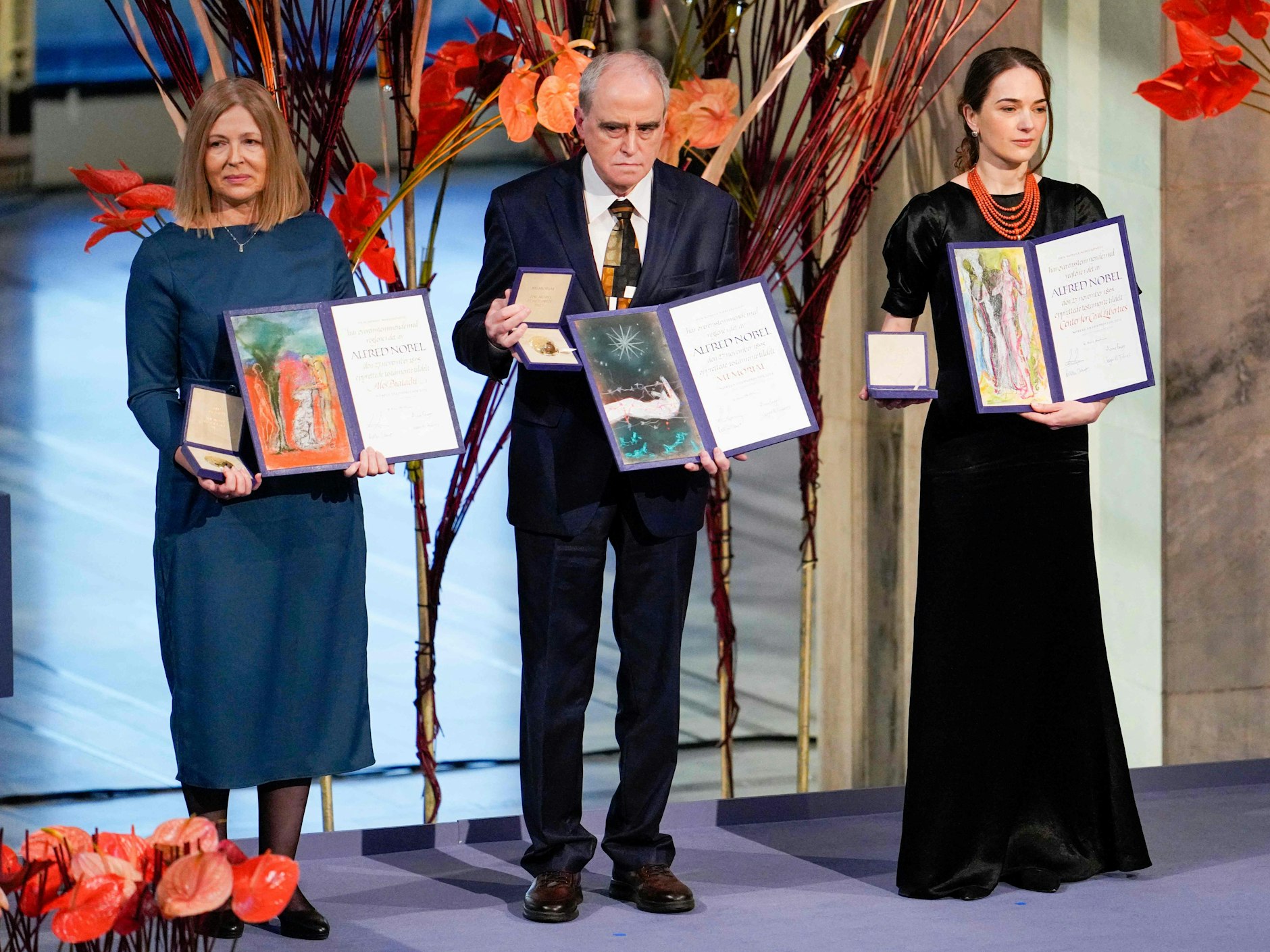 Die Vorsitzende des ukrainischen Zentrums für bürgerliche Freiheiten (CCL), Olexandra Matwijtschuk (r.), der Chef der in Russland verbotenen Menschenrechtsorganisation Memorial, Jan Ratschinski, und Natalja Pintschuk, die Frau des inhaftierten belarussischen Menschenrechtsanwalts Ales Bjaljazki, nahmen die Friedensnobelpreise in Oslo entgegen.
