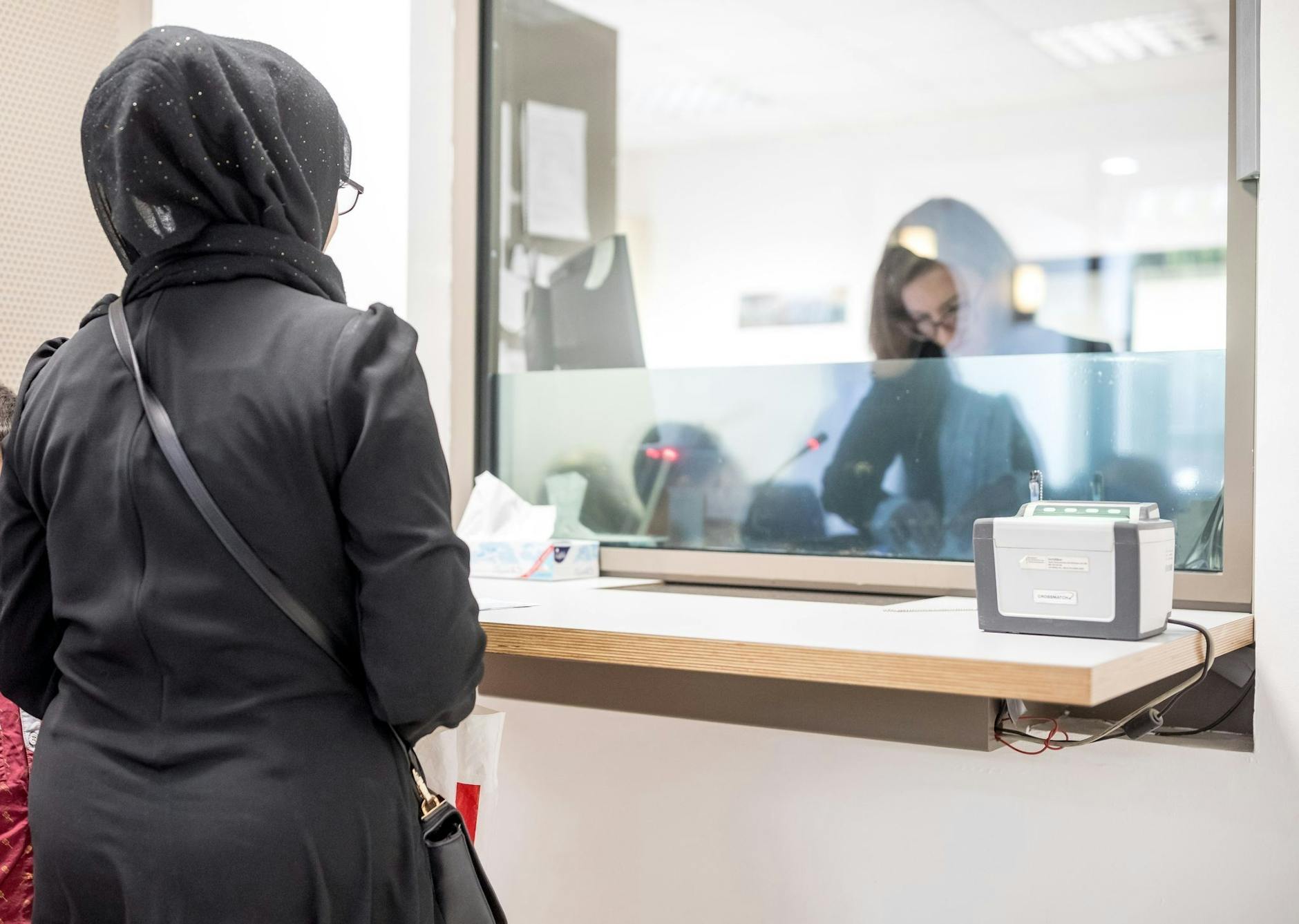 ARCHIV - Eine Antragstellerin steht in der Visastelle der Deutschen Botschaft im jordanischen Amman vor dem Schalter.