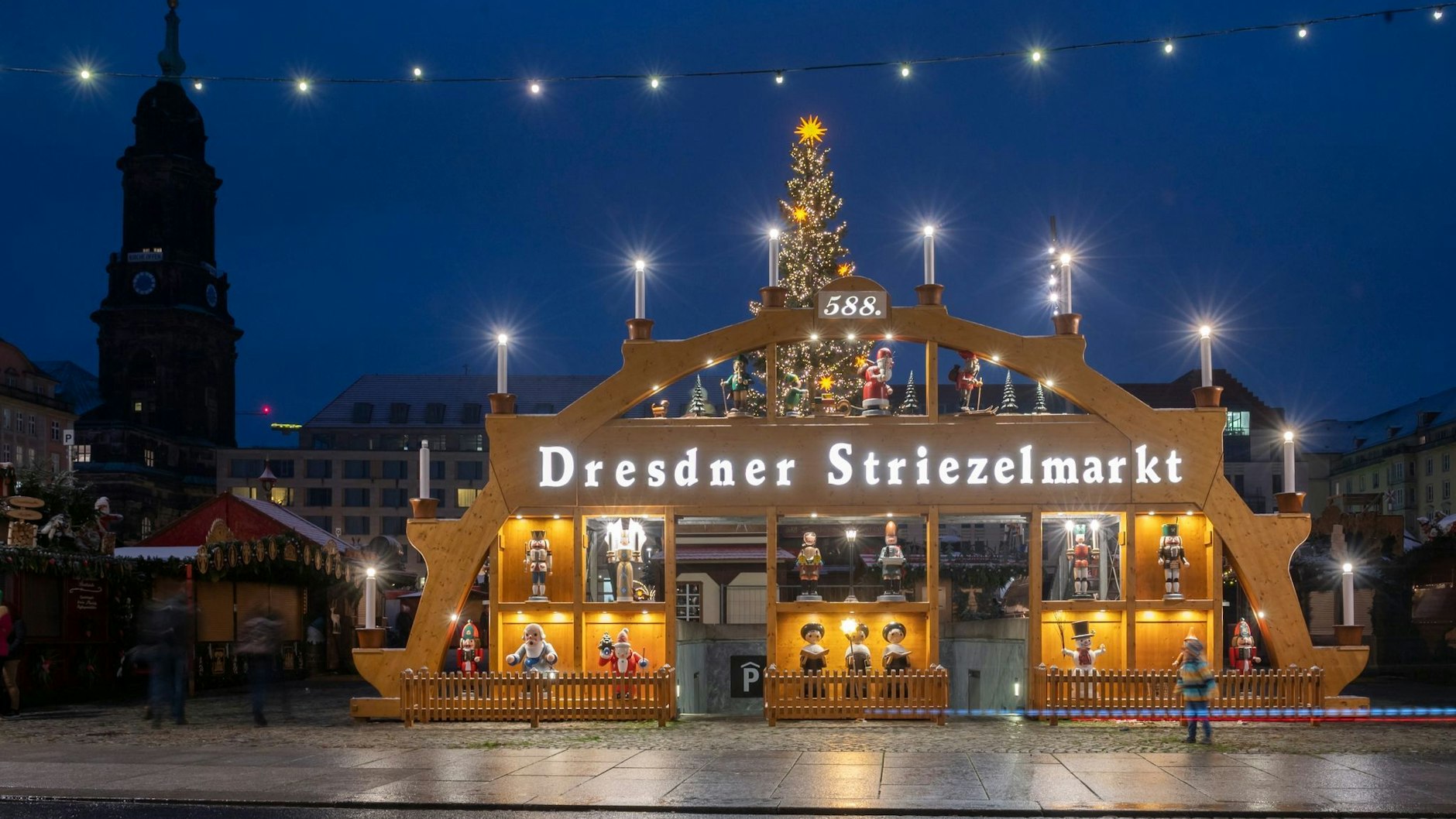 Der Dresdner Striezelmarkt ist wegen eines Polizeieinsatzes gesperrt.