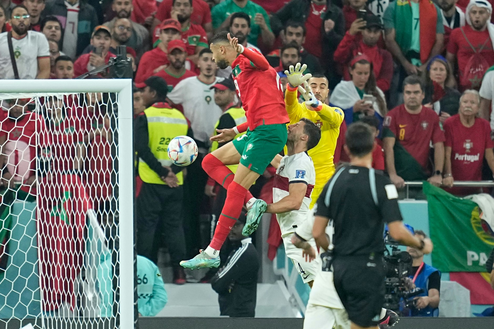 Youssef En-Nesyri (l.) köpft zum 1:0 für Marokko ein, weil Portugals Keeper Diogo Costa (2. v. r.) sich verschätzt.