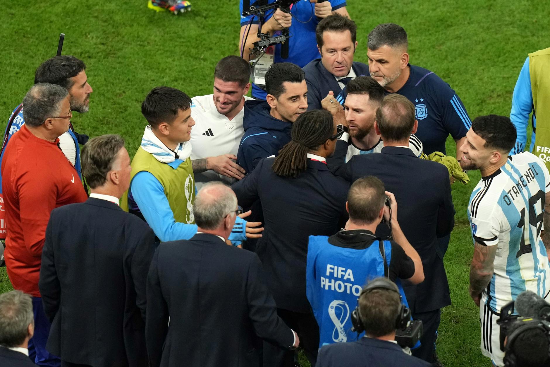 Lionel Messi gerät nach dem Spiel mit Co-Trainer Edgar Davids aneinander.
