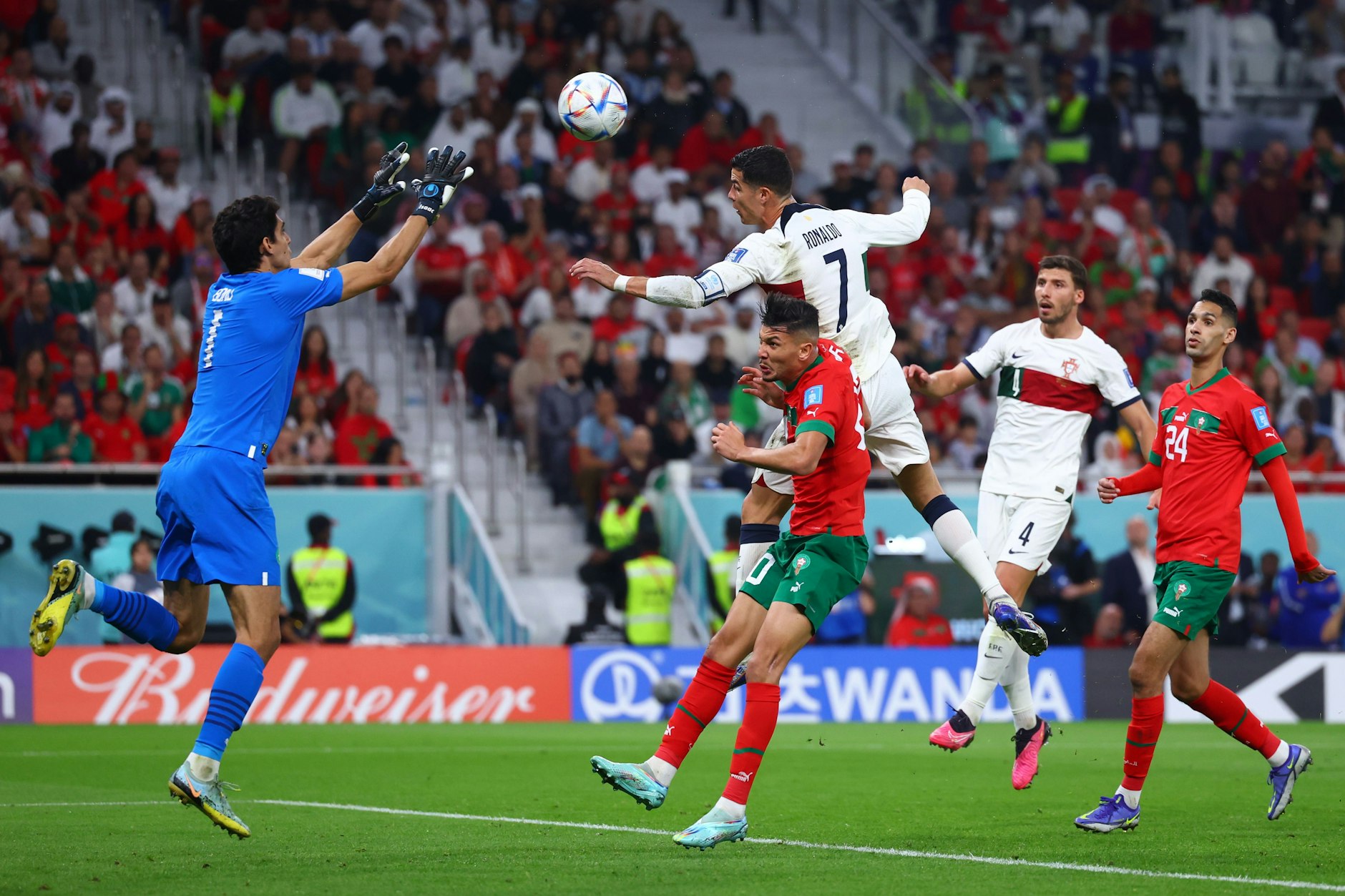 Bono (l.), immer wieder Bono: Marokkos Torhüter greift hier vor Cristiano Ronaldo (M.) zu.