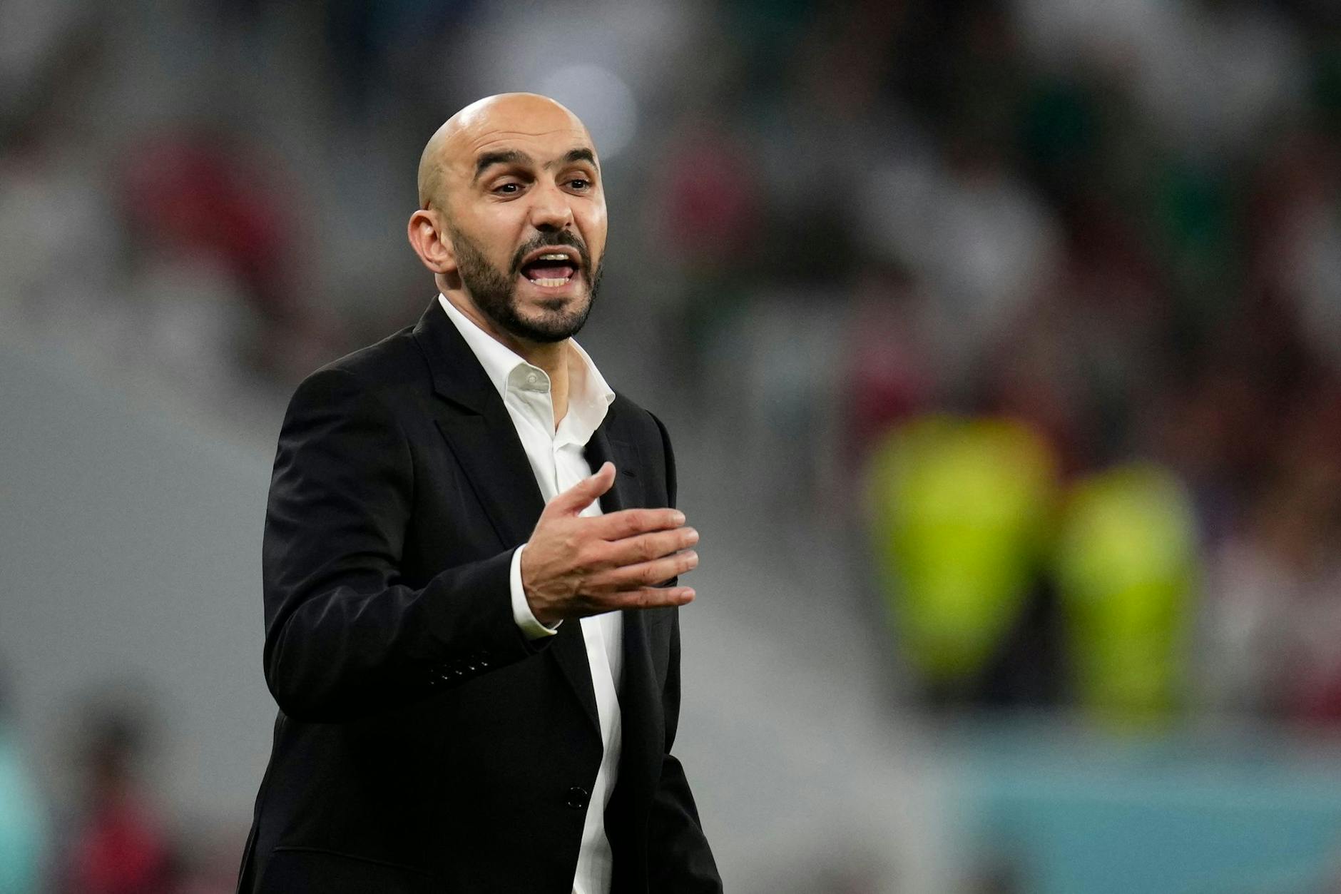 Marrokkos Cheftrainer Walid Regragui steht während einer Partie am Spielfeldrand.