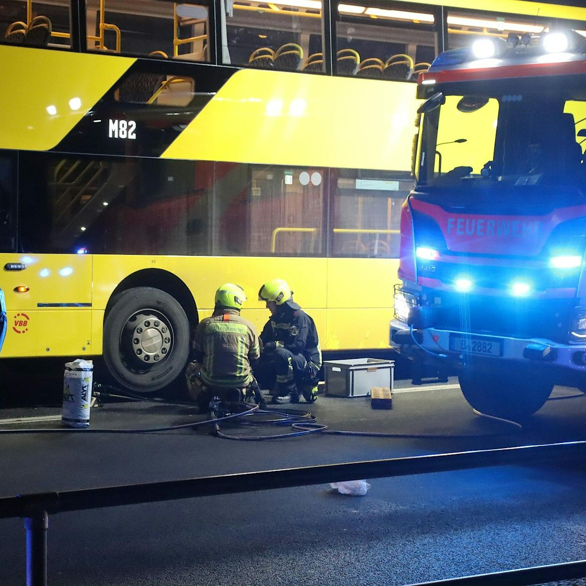 Berlin: Zwei Jugendliche unter BVG-Bus eingeklemmt, 15-Jährige stirbt