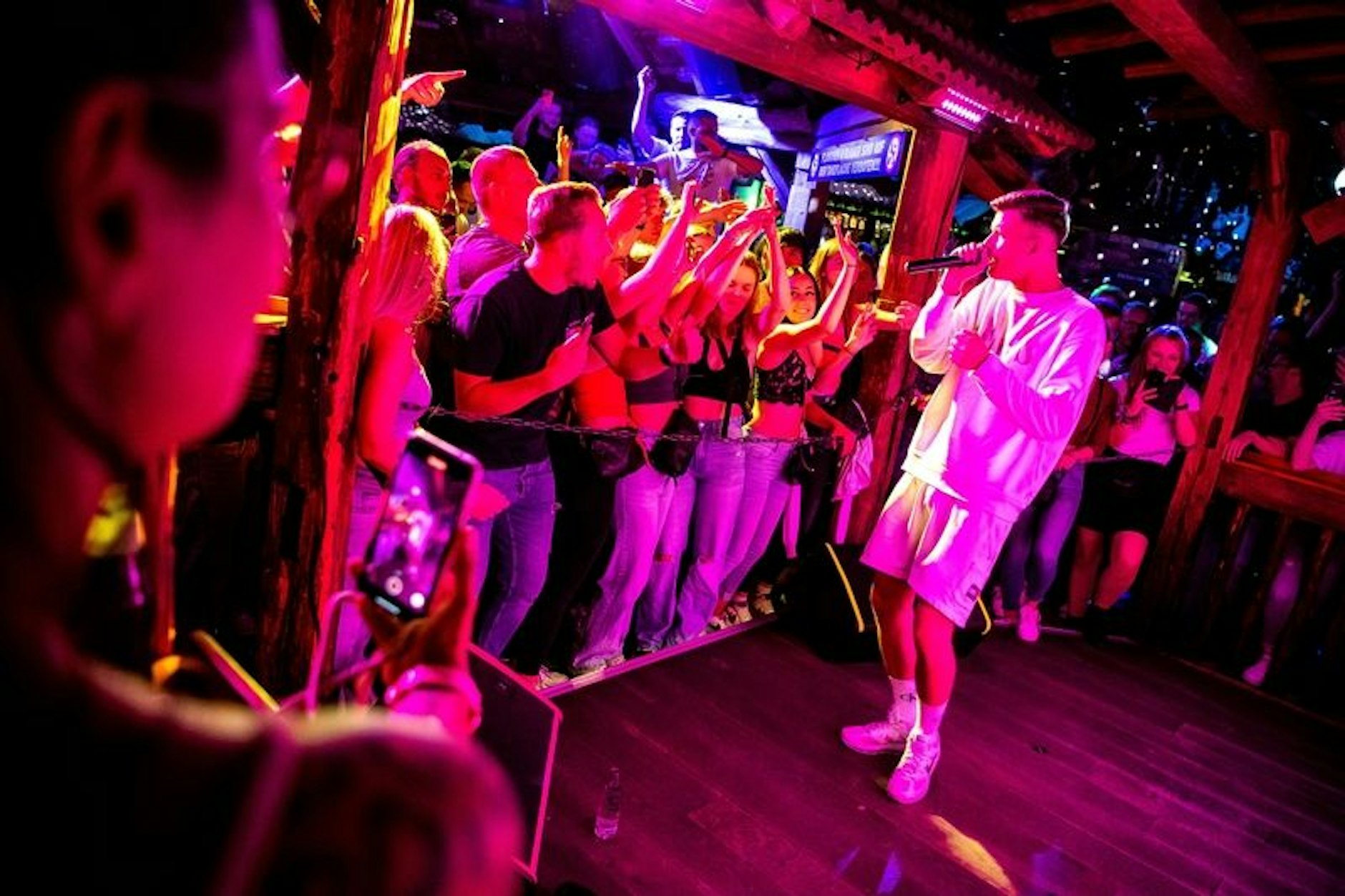 Tingeltangel in kurzer Hose: Julian Sommer, Schlagersänger, singt im Club Alpenmax in Göttingen.