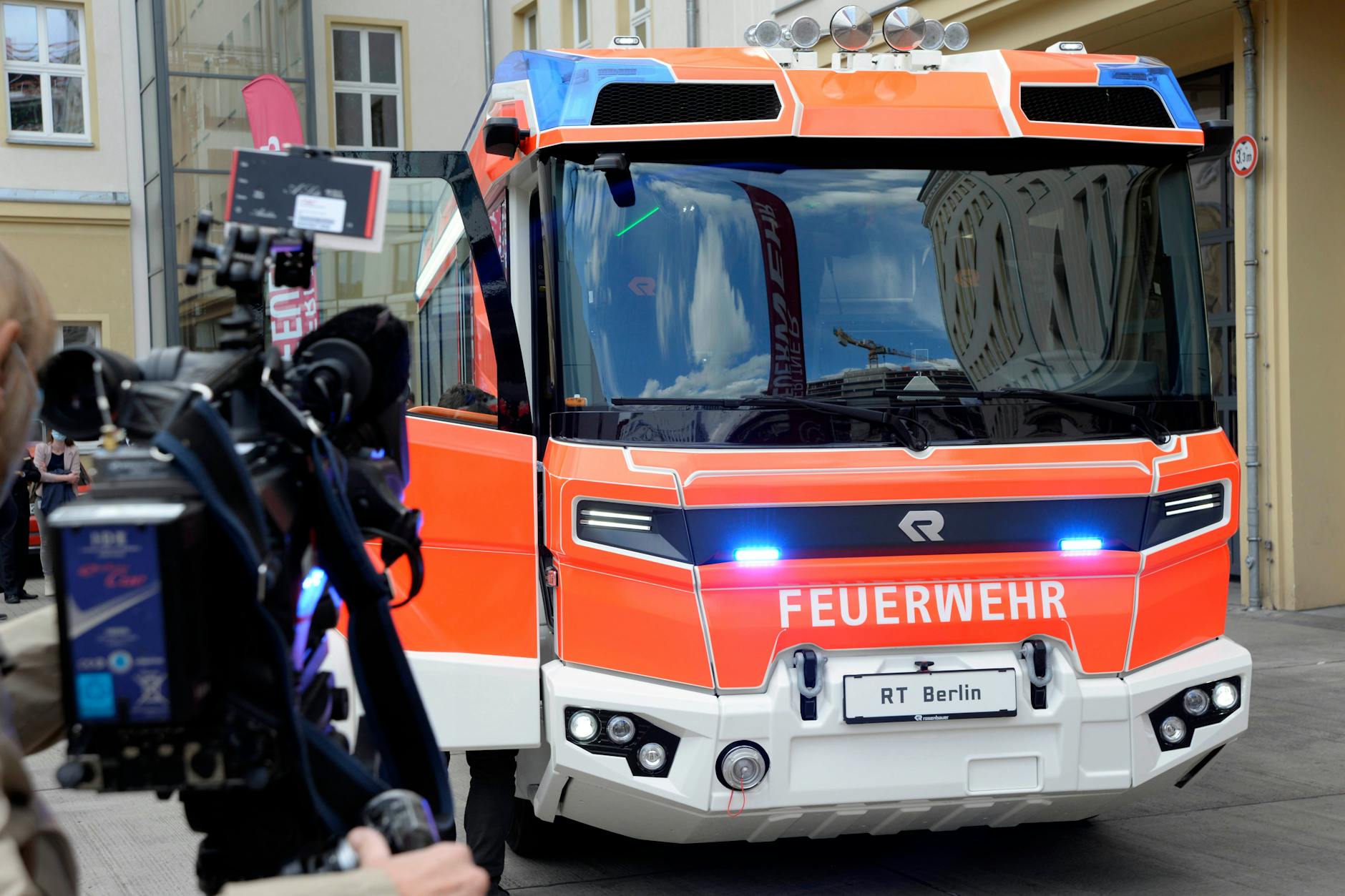 Die Berliner Feuerwehr präsentierte vor zwei Jahren das angeblich modernste Feuerwehrauto der Welt. Am Samstag wurde es bei einem Unfall erheblich beschädigt. 