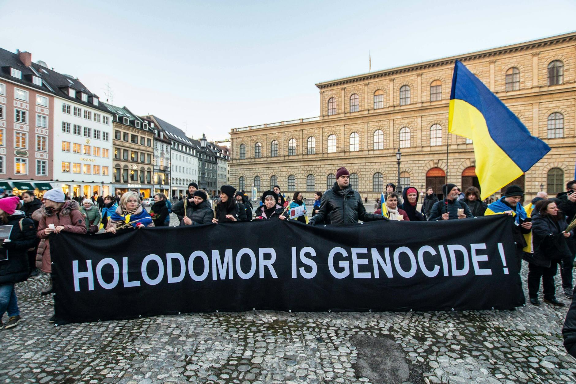Eine Demo in München im November 2022, die daran erinnert, dass der Holodomor Völkermord war.