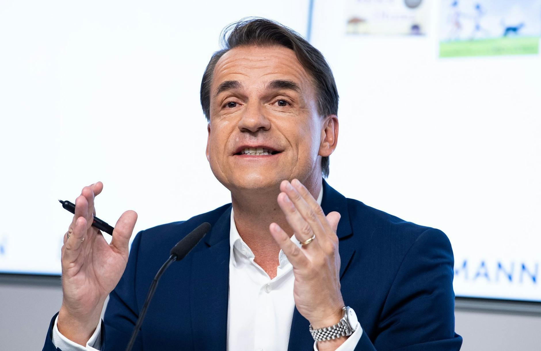 ARCHIV - Bertelsmann-Vorstandsmitglied Markus Dohle, CEO von Penguin Random House, äußert sich bei der Bilanz-Pressekonferenz der Bertelsmann SE & Co. KGaA.)